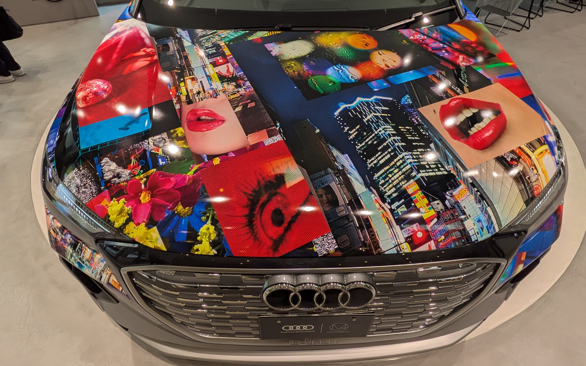 蜷川氏がこれまでに撮影してきた数々の写真がコラージュされている