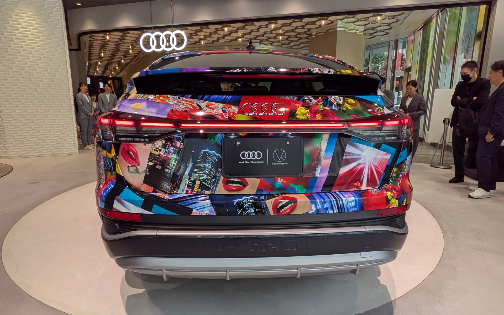 蜷川氏がこれまでに撮影してきた数々の写真がコラージュされている