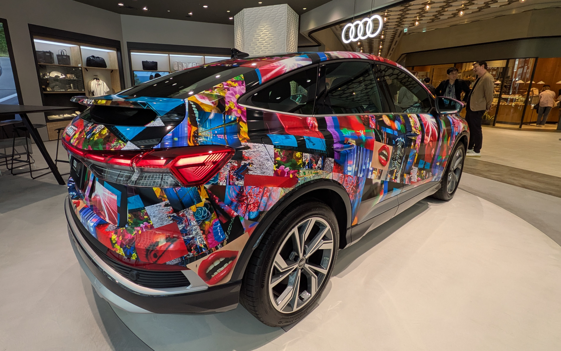 写真家・映画監督の蜷川実花氏がデザインした「Q4 Sportback e-tron」