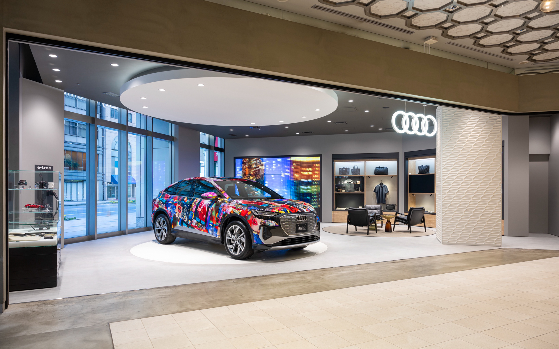 店舗はメイン通路に面しつつ開放感のある造り