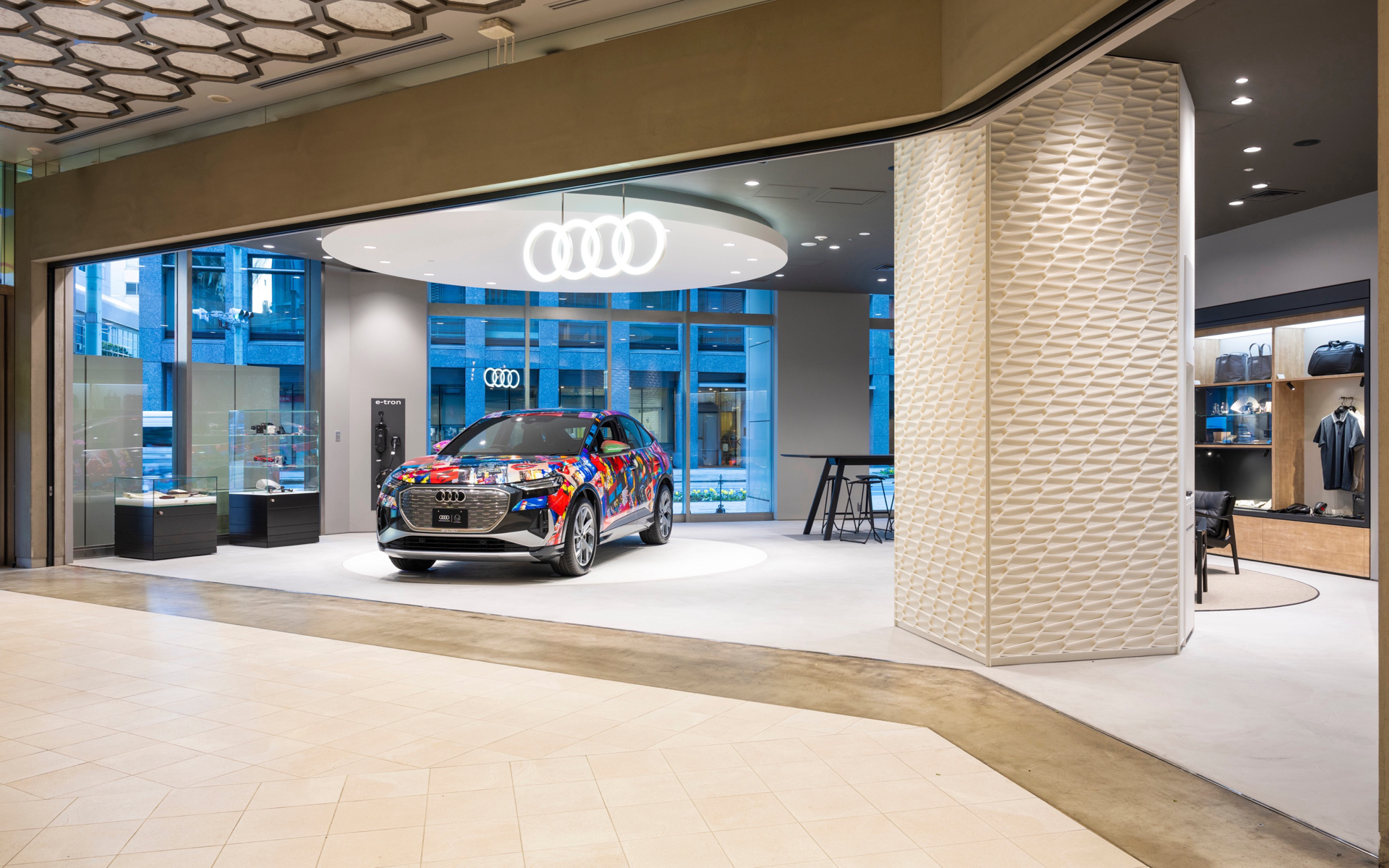 店舗はメイン通路に面しつつ開放感のある造り