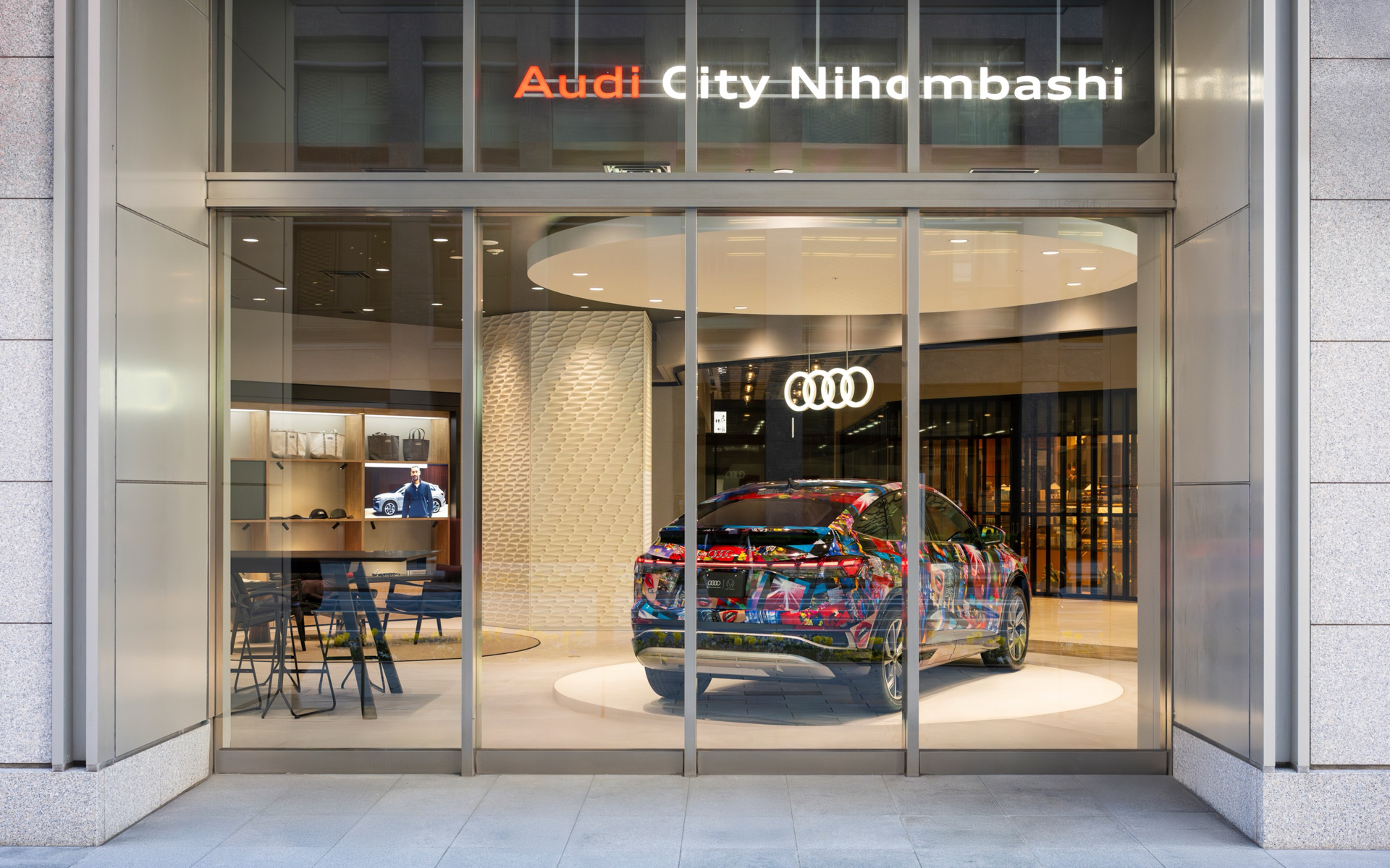 屋外の通りからも店内を見ることは可能