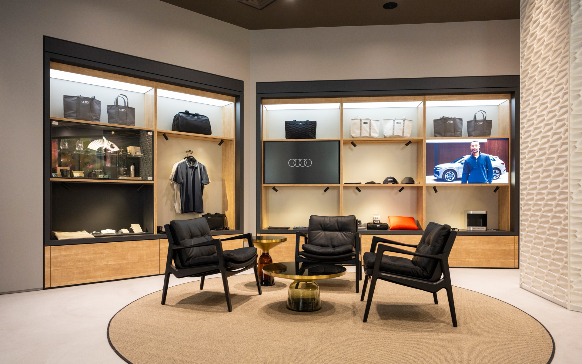 店内は明るくモダンな作り