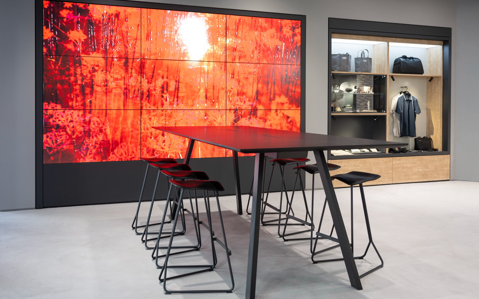 大きなモニターと8人掛けのカウンターテーブル