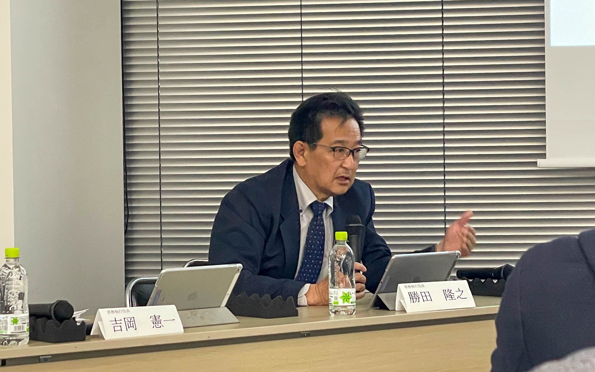 KOITOの技術本部長、勝田専務。トヨタで大成功を収めたRXのチーフエンジニア。旧知の知り合いでした。姿は見えないが隣に座っているはずの吉岡常務はつい最近までアルファードを担当していたエンジニア。お二人とも再会できてうれしい