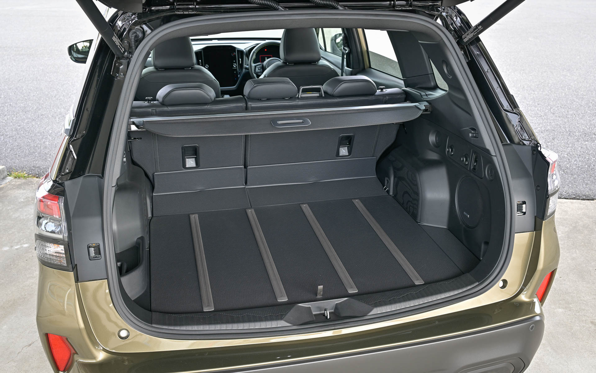 X-BREAKのみ撥水カーゴフロアボード（ラゲッジスムーザー機能付）が標準装備される