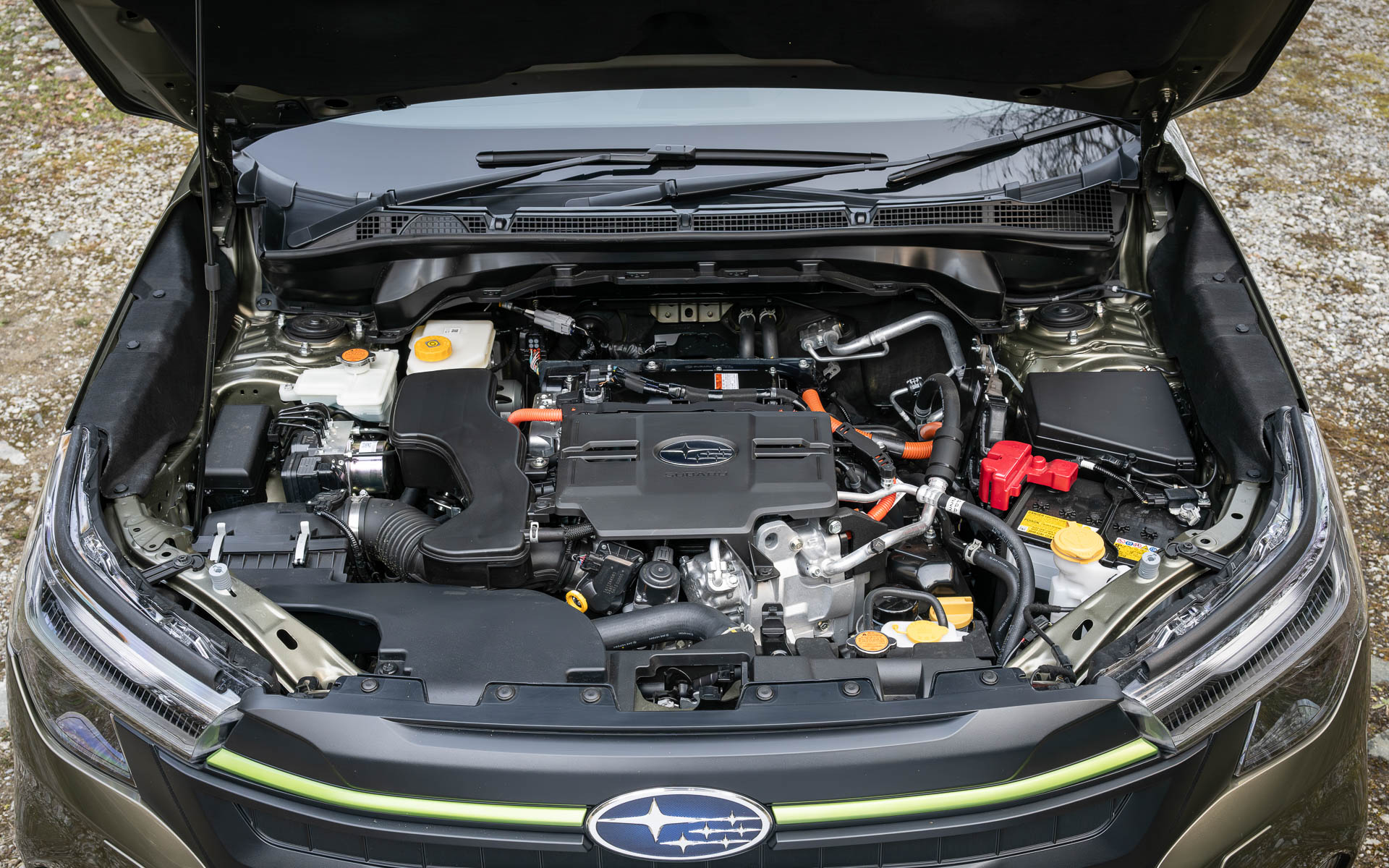 ストロングハイブリッドモデルのエンジンルーム。最高出力118kW（160PS）/5600rpm、最大トルク209Nm（21.3kgfm）/4000-4400rpmを発生する水平対向4気筒DOHC 2.5リッター直噴エンジンと、最大出力88kW（119.6PS）、最大トルク270Nm（27.5kgfm）を発生するモーターを組み合わせる