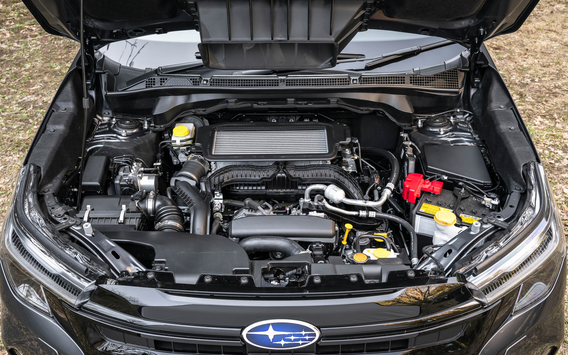 直噴ターボモデルのエンジンルーム。最高出力130kW（177PS）/5200-5600rpm、最大トルク300Nm（30.6kgfm）/1600-3600rpmを発生する水平対向4気筒DOHC 1.8リッター直噴ターボ“DIT”エンジンを搭載する