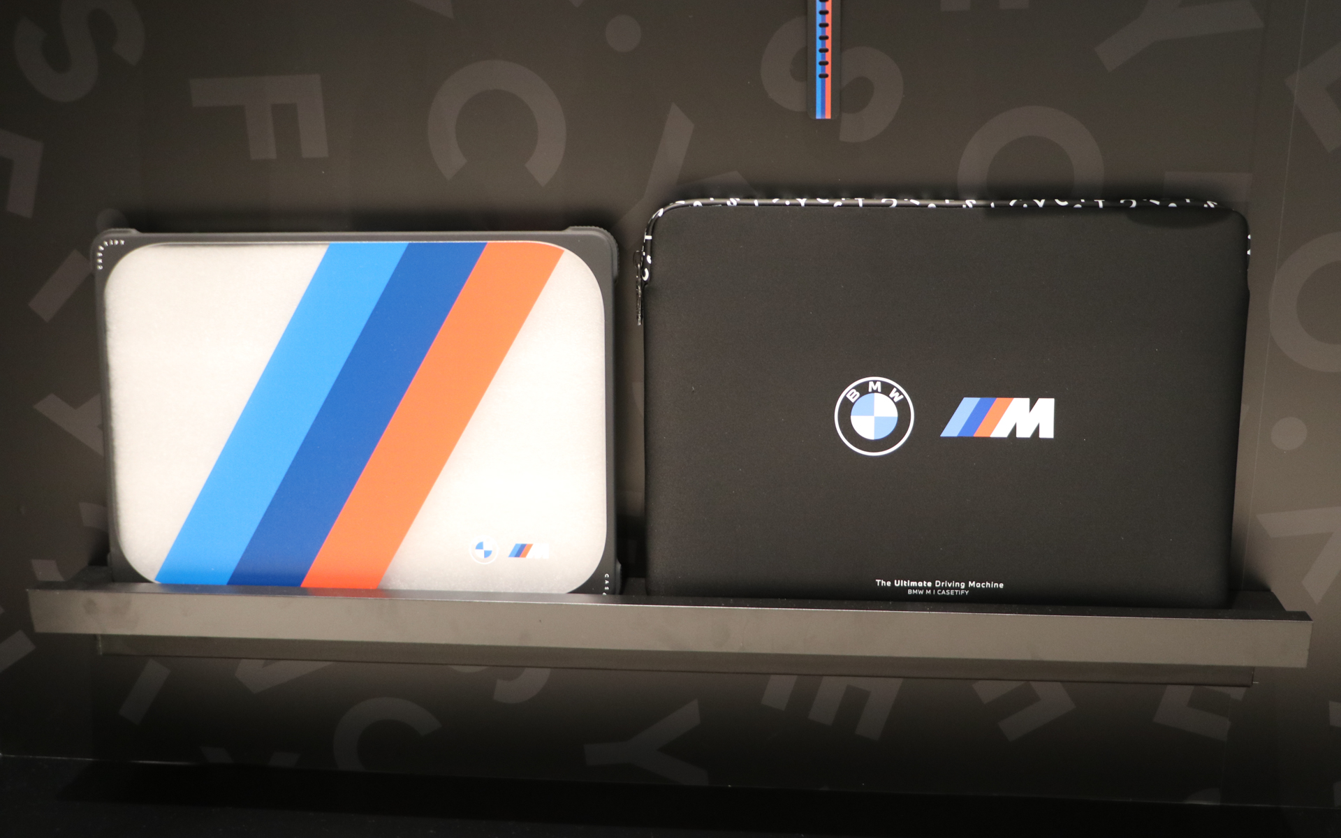 タブレットケースやイヤホンまで、すべてにBMW Mシリーズのアイデンティティが反映されている