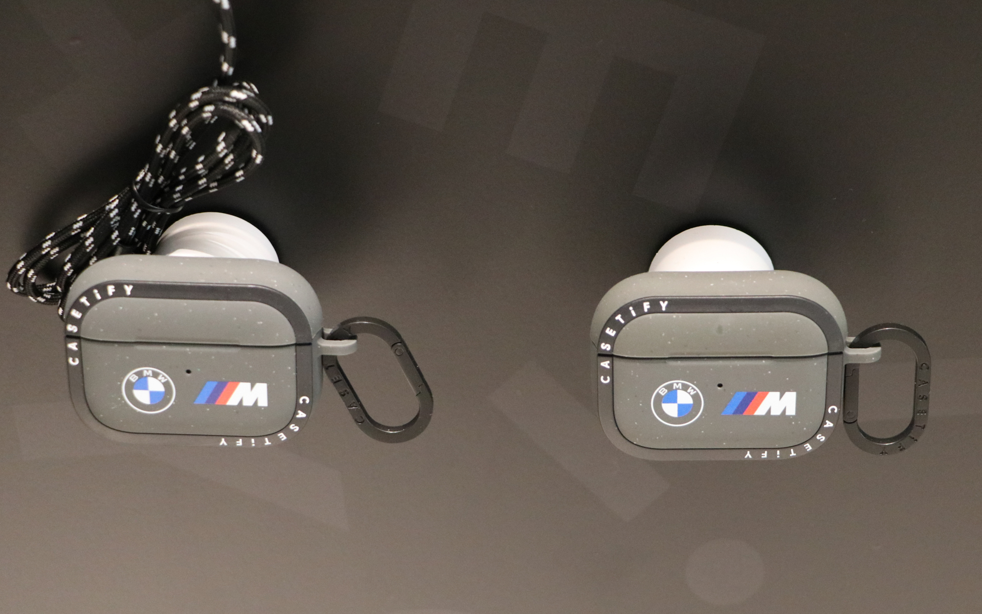 タブレットケースやイヤホンまで、すべてにBMW Mシリーズのアイデンティティが反映されている