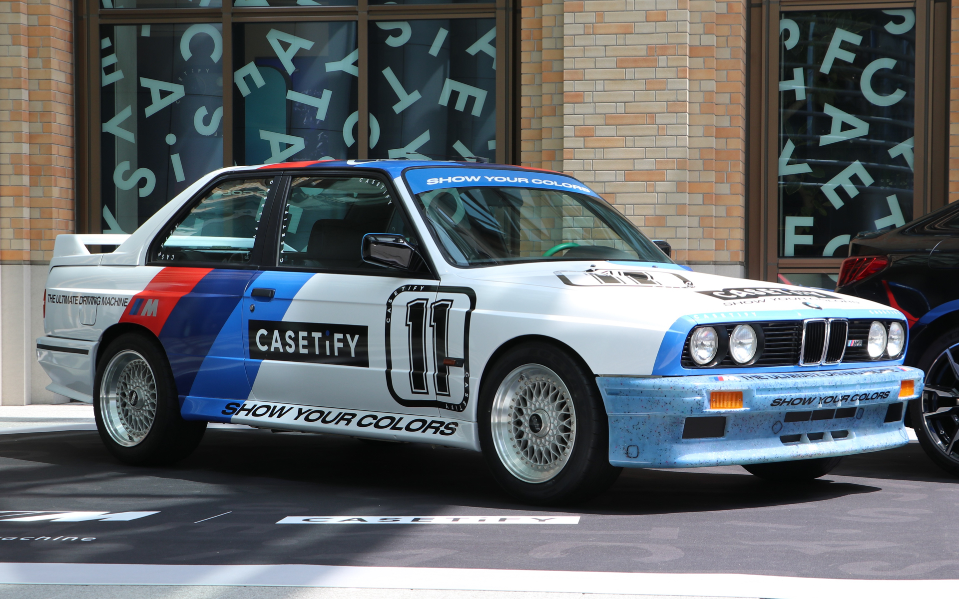 今回のコラボに合わせて制作されたカスタムカー。随所にCASETiFYのロゴやモチーフが配されている