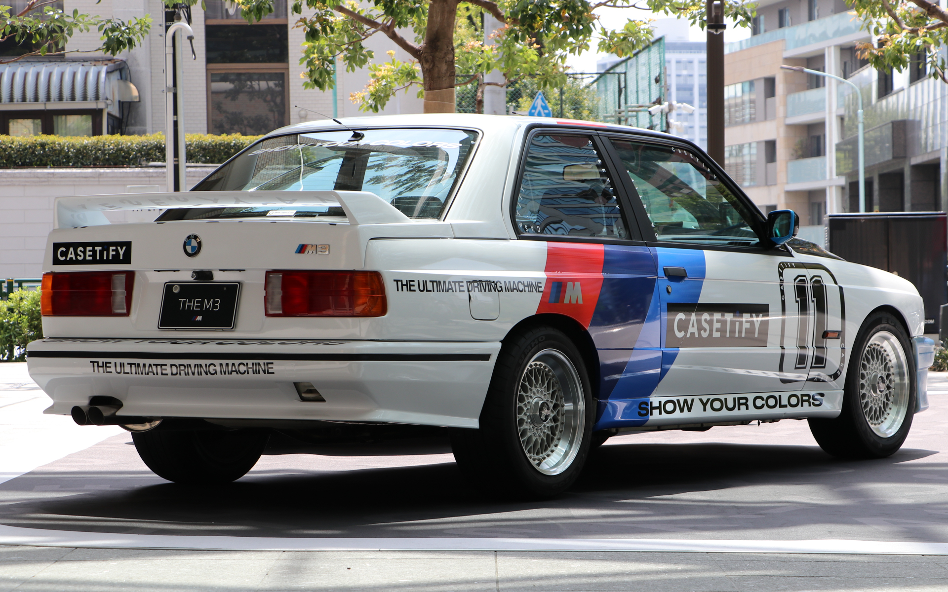 今回のコラボに合わせて制作されたカスタムカー。随所にCASETiFYのロゴやモチーフが配されている