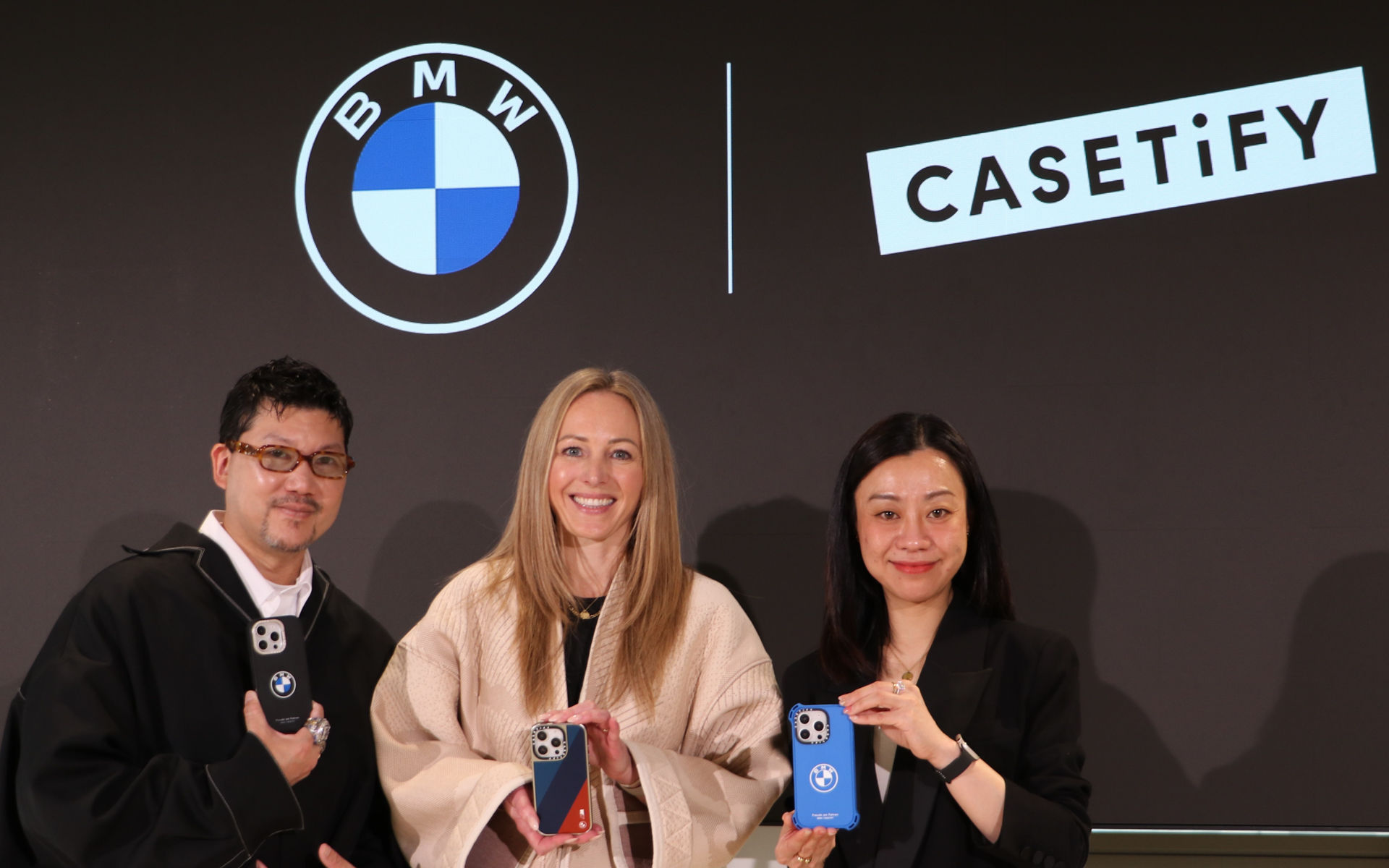 左から、CASETiFYジャパン ゼネラルマネージャーのゲーリー福元氏、BMW AGでライフスタイル コレクション プロダクツマネージャーを務めるアグネス・セトル氏、CASETiFY グローバルパートナーシップ統括のベアトリックス・ウォン氏