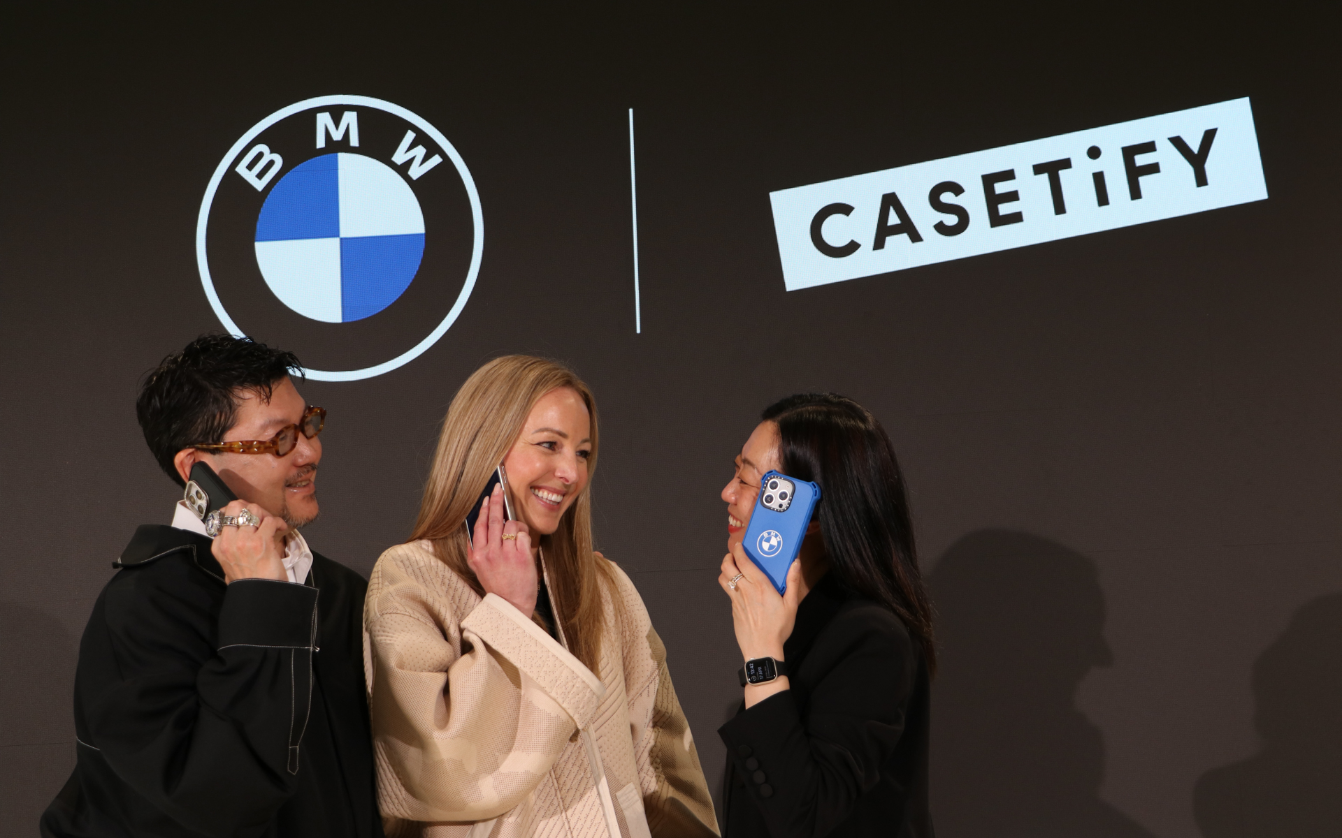 左から、CASETiFYジャパン ゼネラルマネージャーのゲーリー福元氏、BMW AGでライフスタイル コレクション プロダクツマネージャーを務めるアグネス・セトル氏、CASETiFY グローバルパートナーシップ統括のベアトリックス・ウォン氏