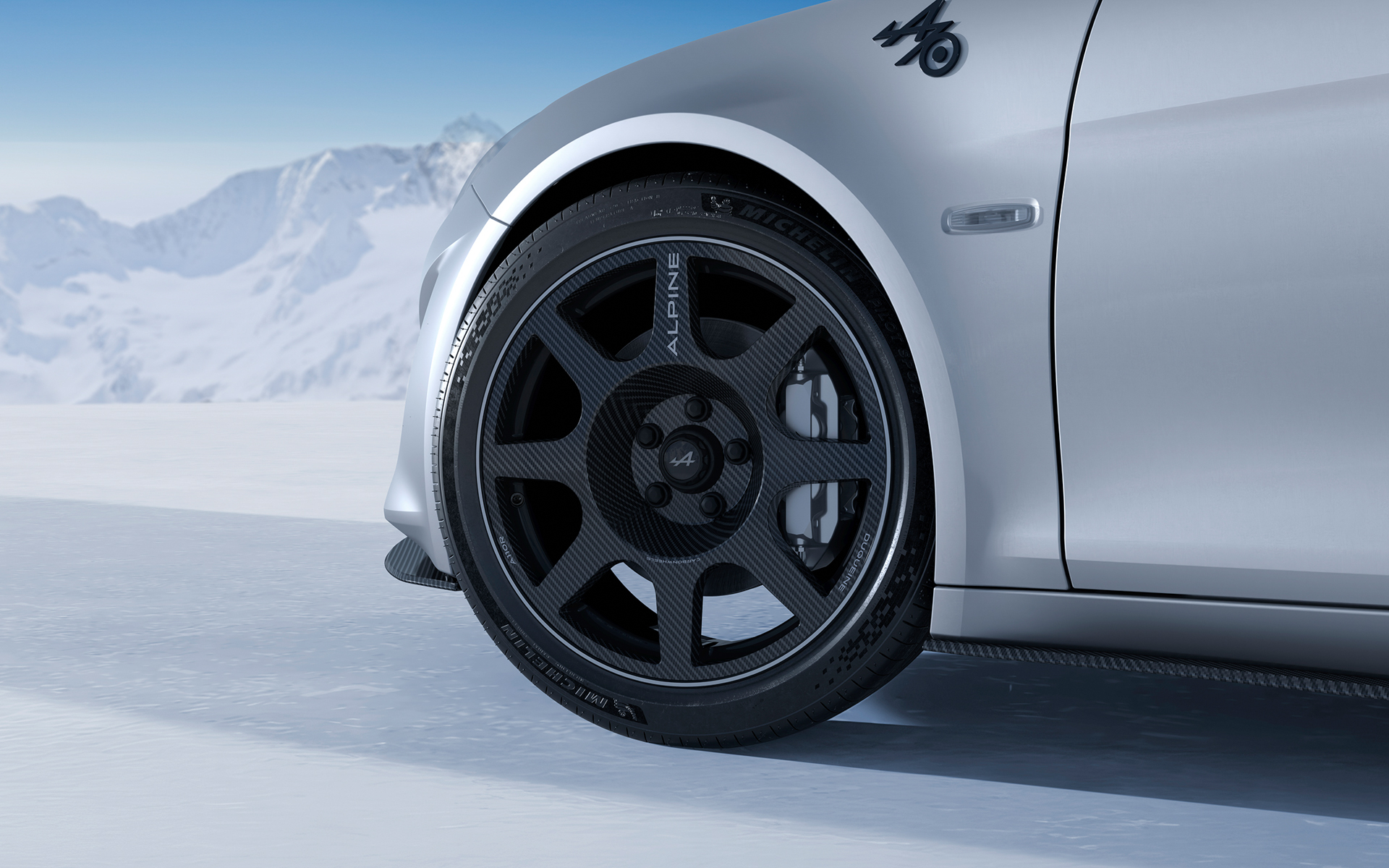 18インチカーボンホイールとブレンボ製ブレーキキャリパーは標準装備。タイヤはミシュランのセミスリックタイヤ「パイロットスポーツ CUP 2」を履く