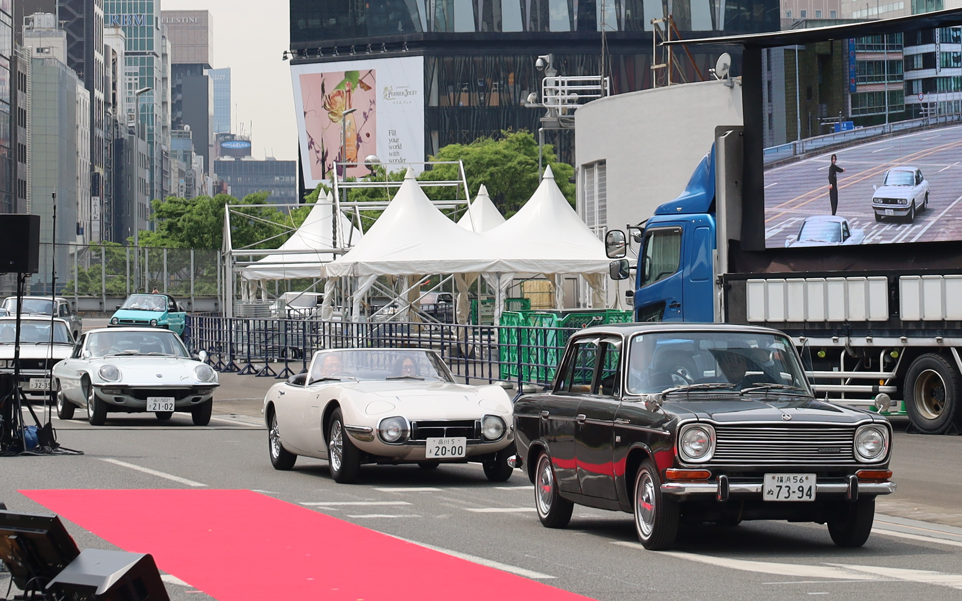 セレモニーには戦後の復興期から高度成長期の日本を象徴するクルマが登場した