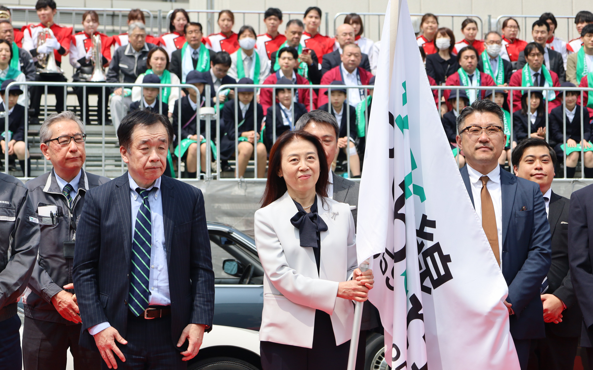 KK線再生のフラッグを受け取った東京高速道路株式会社 常務取締役 プロジェクト推進室長 花木万里子氏