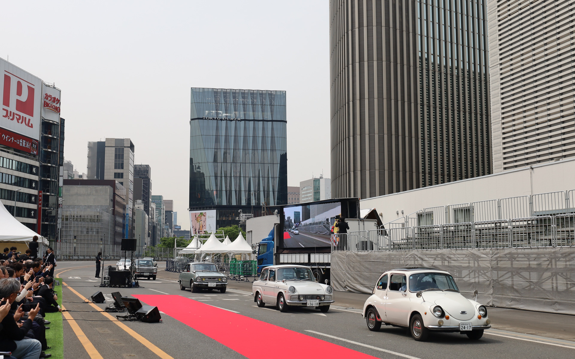 戦後の復興期から高度成長期の日本を象徴するクルマと歩行者によるパレードが実施された