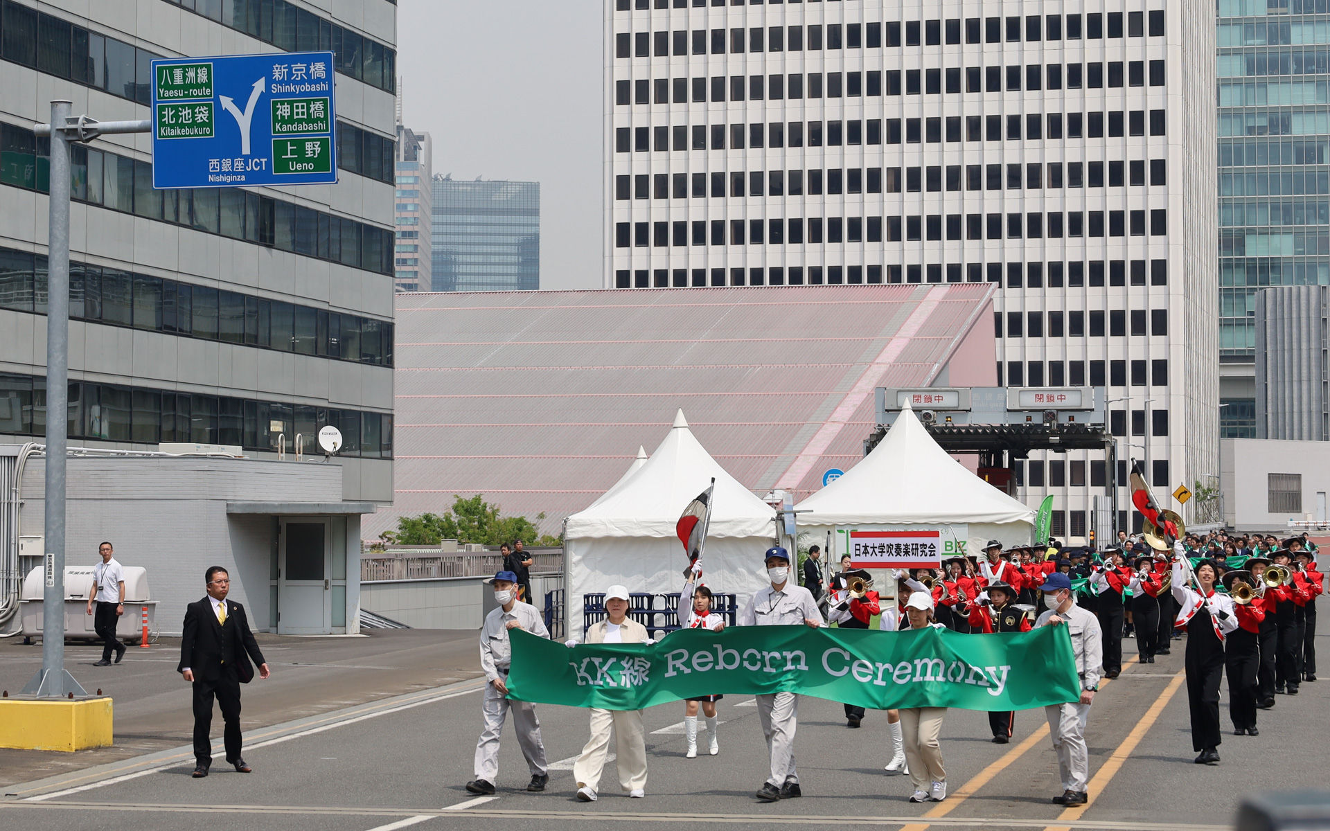 戦後の復興期から高度成長期の日本を象徴するクルマと歩行者によるパレードが実施された