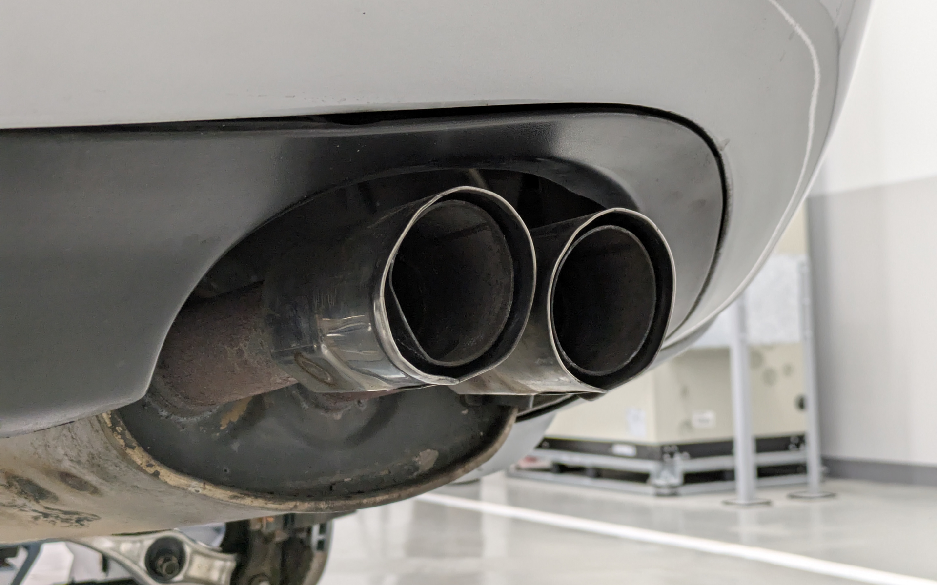 マフラーはさすがに錆が目立つのと、テールエンドも少し変形があるので交換されるのかな