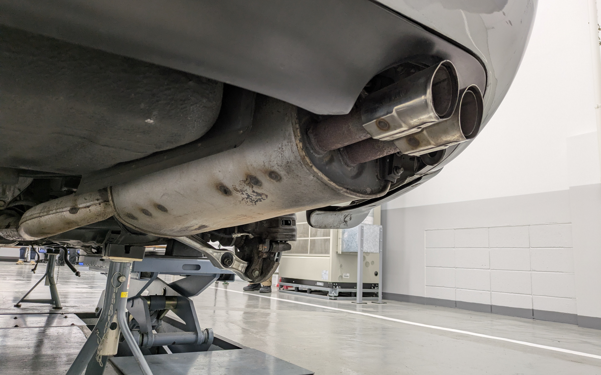 マフラーはさすがに錆が目立つのと、テールエンドも少し変形があるので交換されるのかな