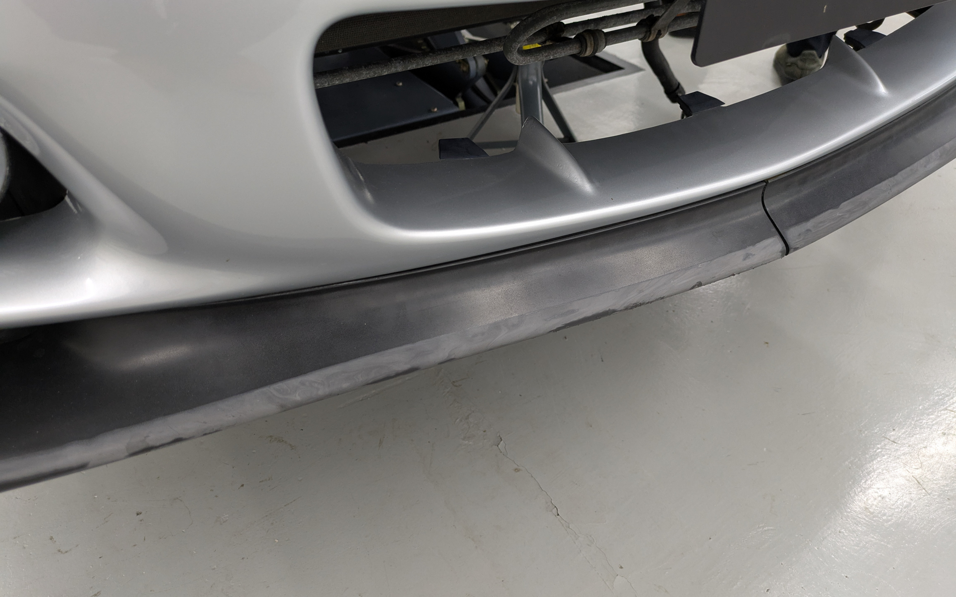 フロントリップスポイラーも白い部分が気になりますねぇ。でも樹脂用の磨き液などでキレイになるでしょう