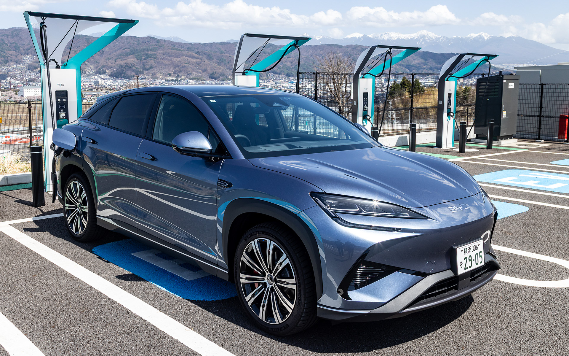 横浜を出発後、まずは諏訪湖SAで充電。走行距離は241kmで、累積AEC（平均電費）は20.8kWh/100km（約4.8km/kWh）だった