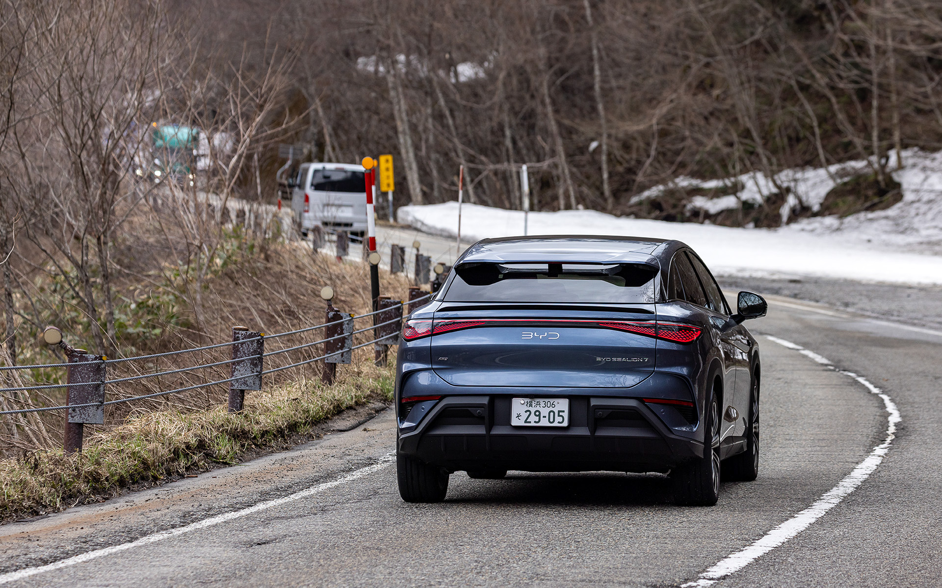 曲がりくねった道ではダンパーの減衰力がわずかに足りず、初期操舵でわずかに応答が遅れる印象