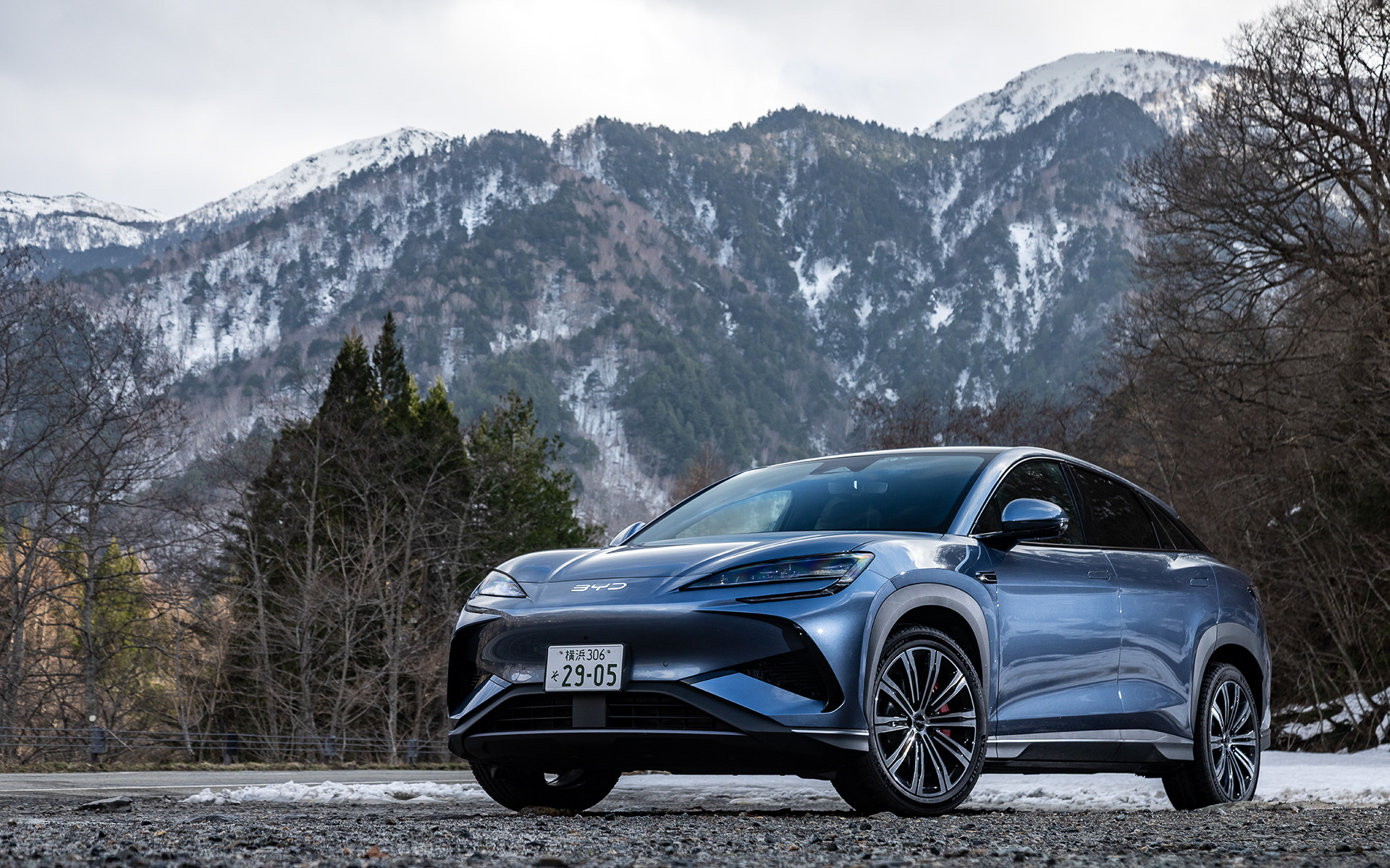 今回試乗したのは4月15日より販売を開始した5人乗りクロスオーバーSUVの新型バッテリEV（電気自動車）「シーライオン7」。価格はRWDモデルが495万円、4WDモデルが572万円。ボディサイズは4830×1925×1620mm（全長×全幅×全高）、ホイールベースは2930mm