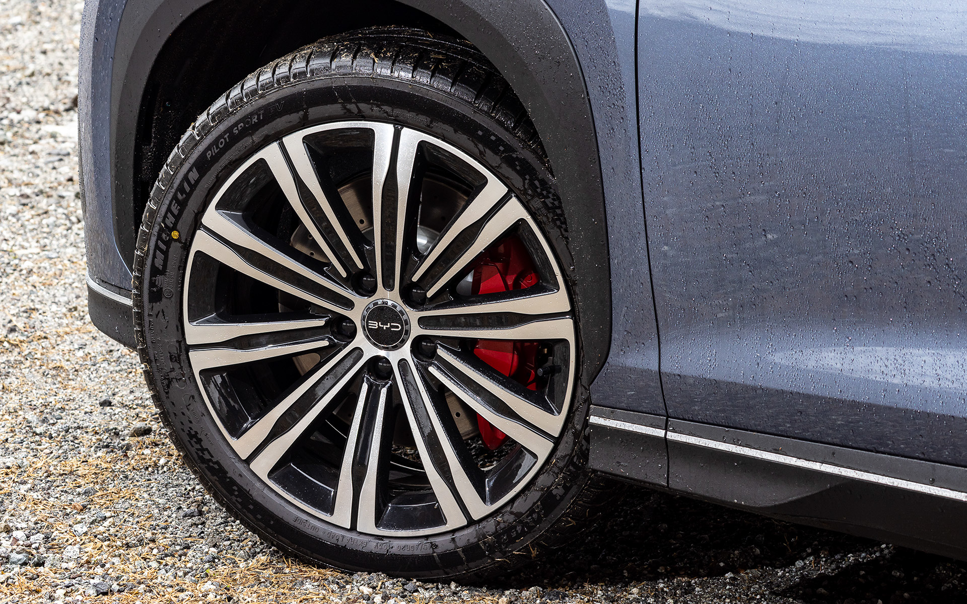 足下は20インチのミシュラン「パイロットスポーツEV」をセット