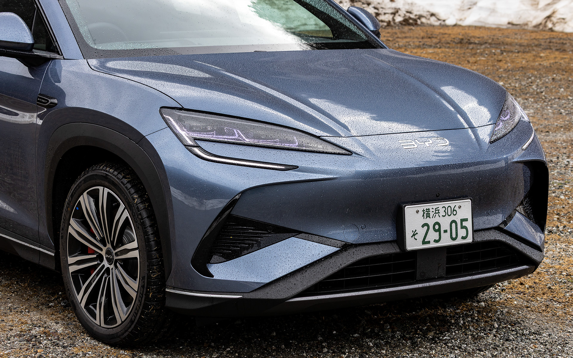 シーライオン7では海洋シリーズの特徴である伸びやかでエレガントなデザインを、力強いSUVのフォルムに落とし込んだ。駆動用バッテリにはリン酸鉄リチウムイオンバッテリを刃（ブレード）型に成型したブレードバッテリを採用。さらにこれらのバッテリを隙間なく、効率よく車体構造の一部として搭載する技術CTB（Cell to Body）の採用により、高い安全性と効率性、快適な室内空間を実現したという