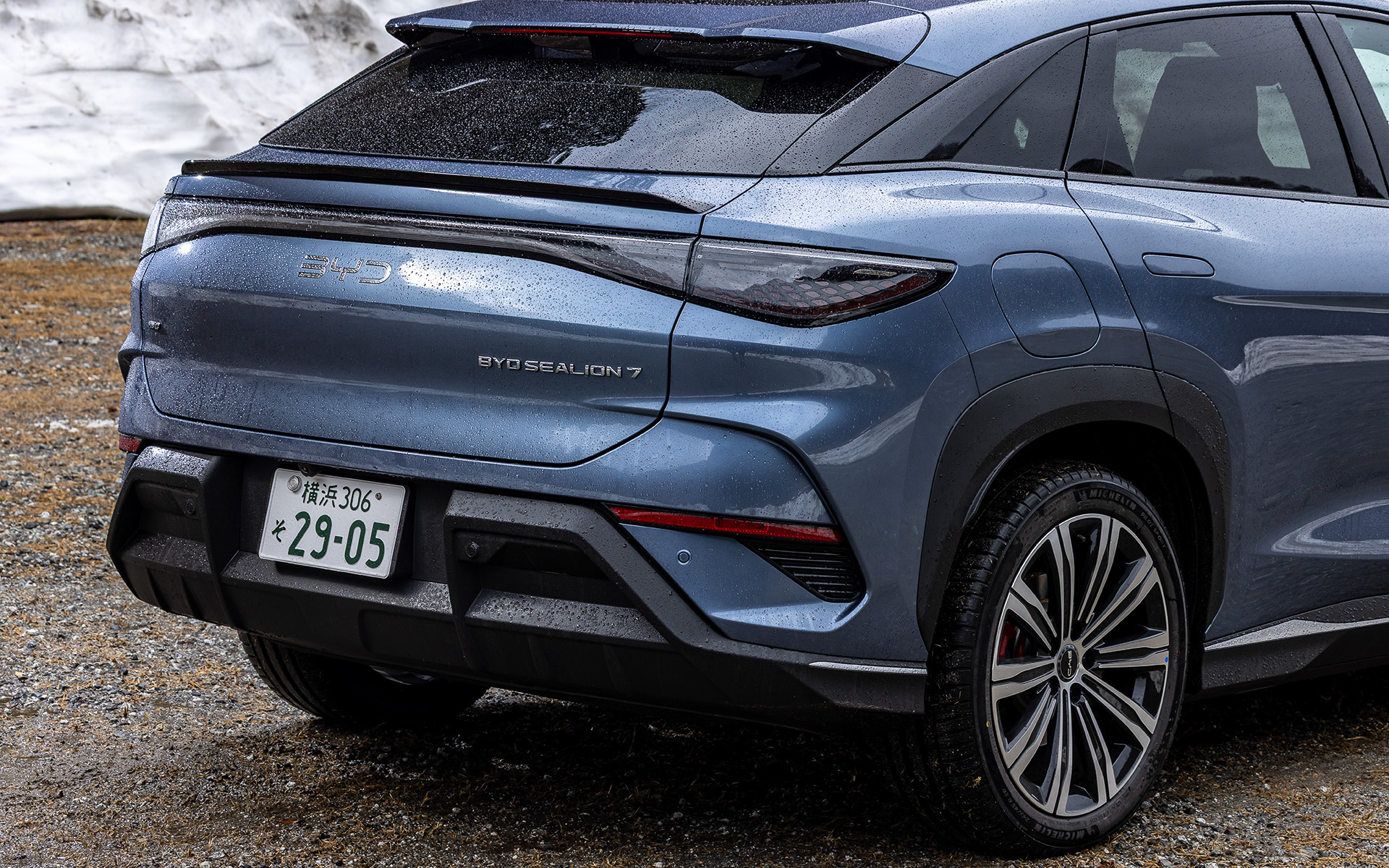 シーライオン7では海洋シリーズの特徴である伸びやかでエレガントなデザインを、力強いSUVのフォルムに落とし込んだ。駆動用バッテリにはリン酸鉄リチウムイオンバッテリを刃（ブレード）型に成型したブレードバッテリを採用。さらにこれらのバッテリを隙間なく、効率よく車体構造の一部として搭載する技術CTB（Cell to Body）の採用により、高い安全性と効率性、快適な室内空間を実現したという