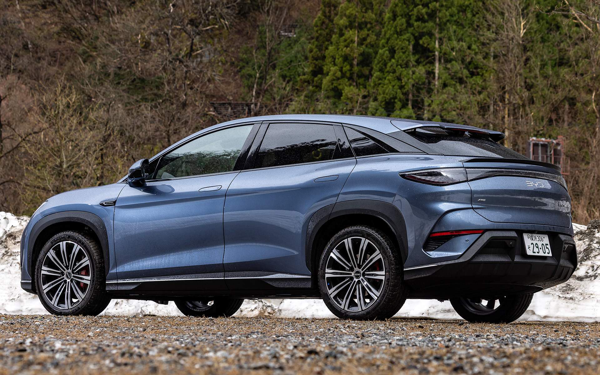 今回試乗したのは4月15日より販売を開始した5人乗りクロスオーバーSUVの新型バッテリEV（電気自動車）「シーライオン7」。価格はRWDモデルが495万円、4WDモデルが572万円。ボディサイズは4830×1925×1620mm（全長×全幅×全高）、ホイールベースは2930mm