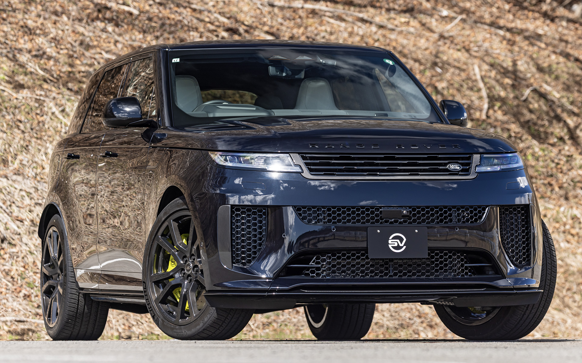 レンジローバー スポーツ SV EDITION TWO（2474万円～）。ボディサイズは4970×2025×1815mm（全長×全幅×全高）、ホイールベースは3000mm。車両重量は2835kg