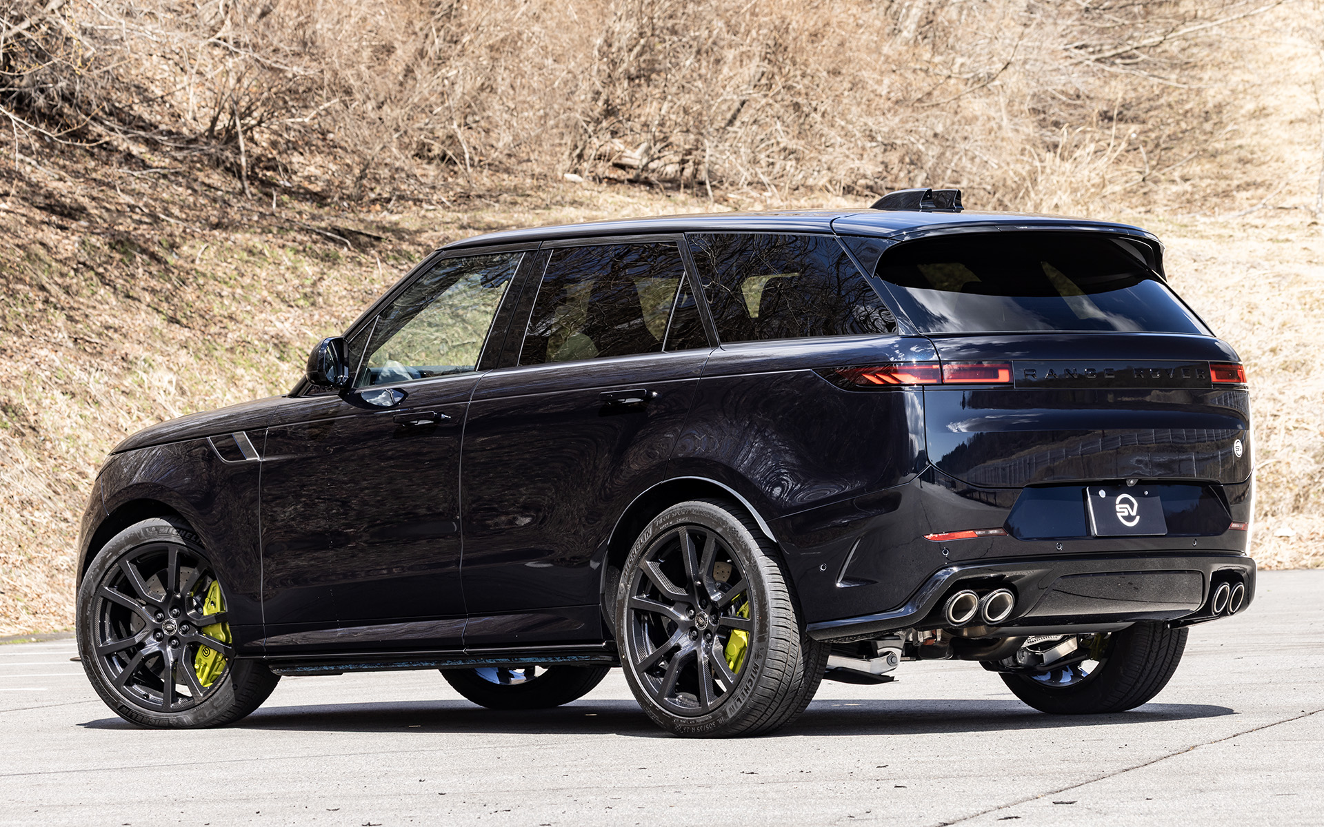 レンジローバー スポーツ SV EDITION TWO（2474万円～）。ボディサイズは4970×2025×1815mm（全長×全幅×全高）、ホイールベースは3000mm。車両重量は2835kg