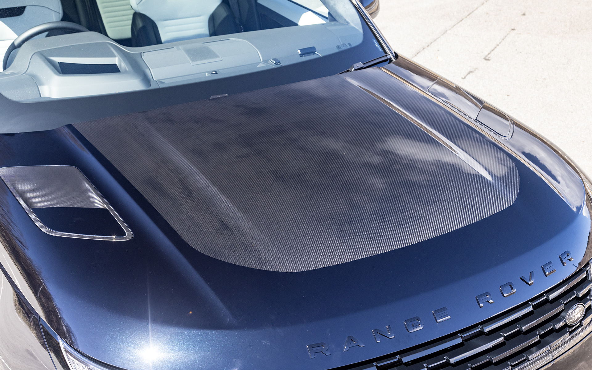 カーボンファイバーボンネットを含む空力コンポーネントを標準装備。カーボン地が見える「エクスポーズドカーボンボンネット」はオプション装備