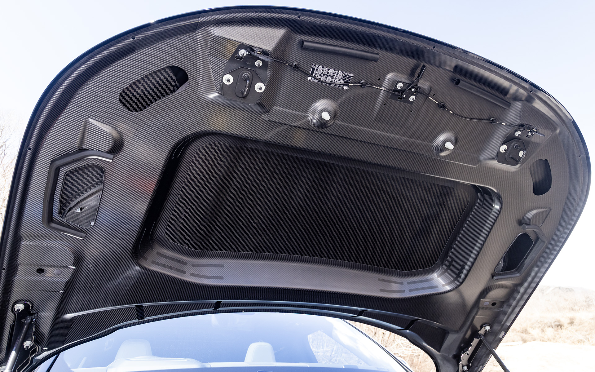 カーボンファイバーボンネットを含む空力コンポーネントを標準装備。カーボン地が見える「エクスポーズドカーボンボンネット」はオプション装備