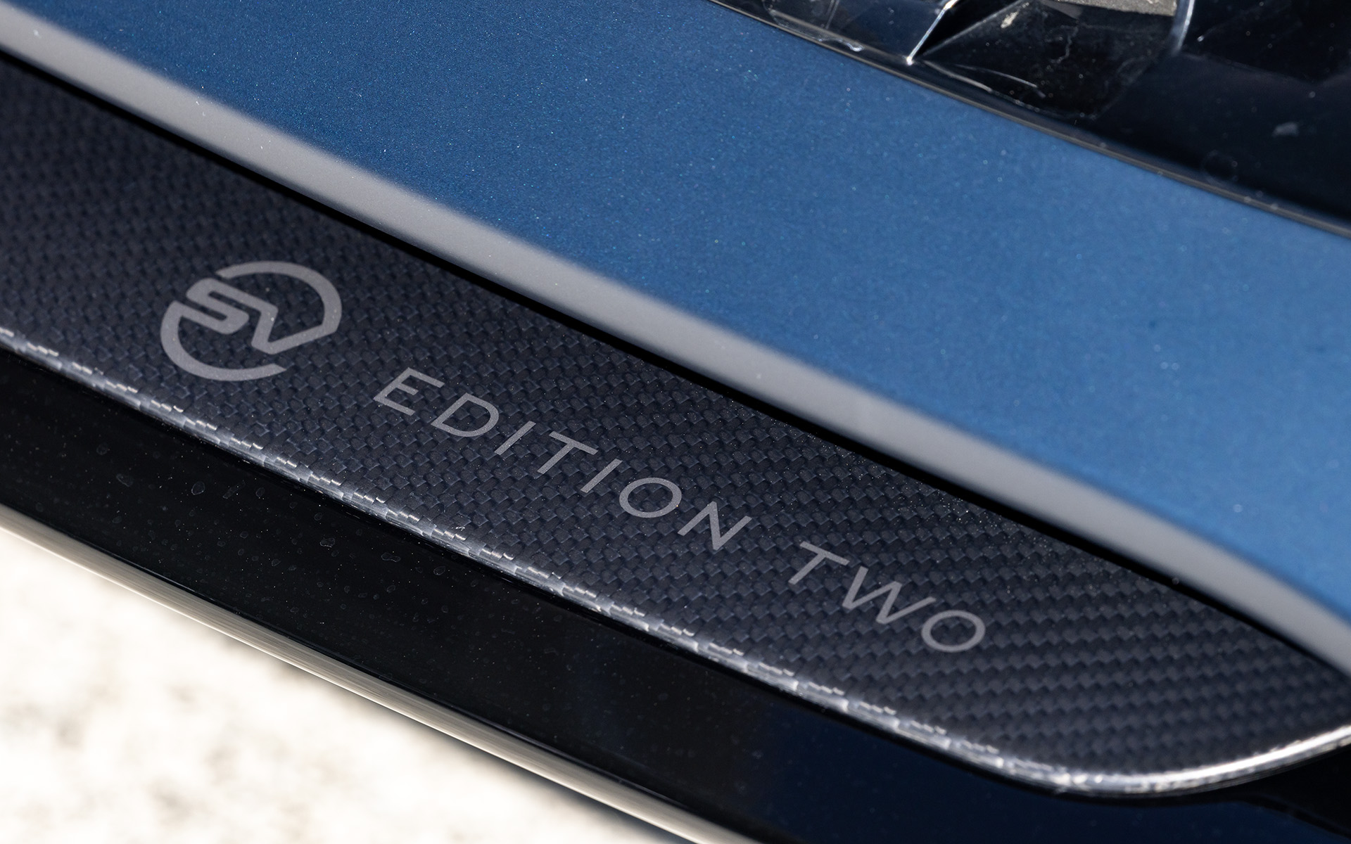 バンパー下部に装着されるフロントカーボンリップやドアを開けた際に目に入るイルミネーテッドトレッドプレートには、SVロゴとEDITION TWOの文字が刻まれる