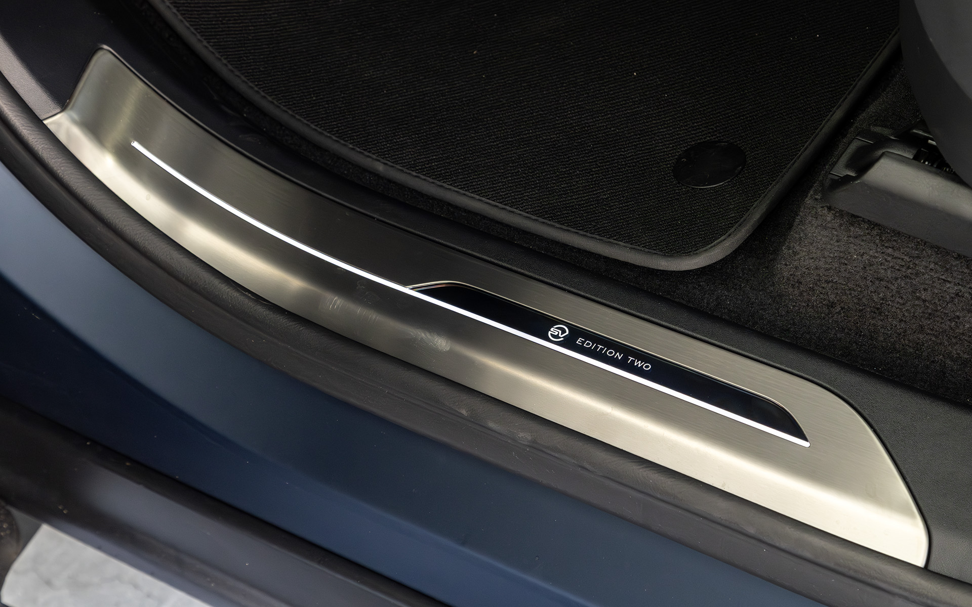 バンパー下部に装着されるフロントカーボンリップやドアを開けた際に目に入るイルミネーテッドトレッドプレートには、SVロゴとEDITION TWOの文字が刻まれる