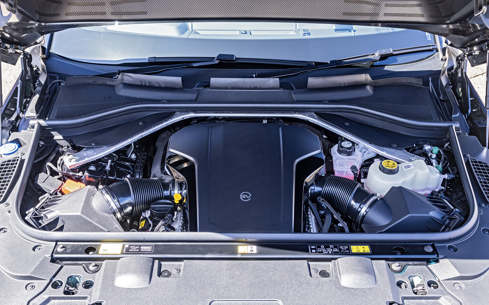 最高出力635PS、最大トルク750Nmを発生するV型8気筒4.4リッターツインスクロールターボチャージドガソリンエンジン（MHEV）を搭載。0-100km/h加速は3.8秒というパワフルさ