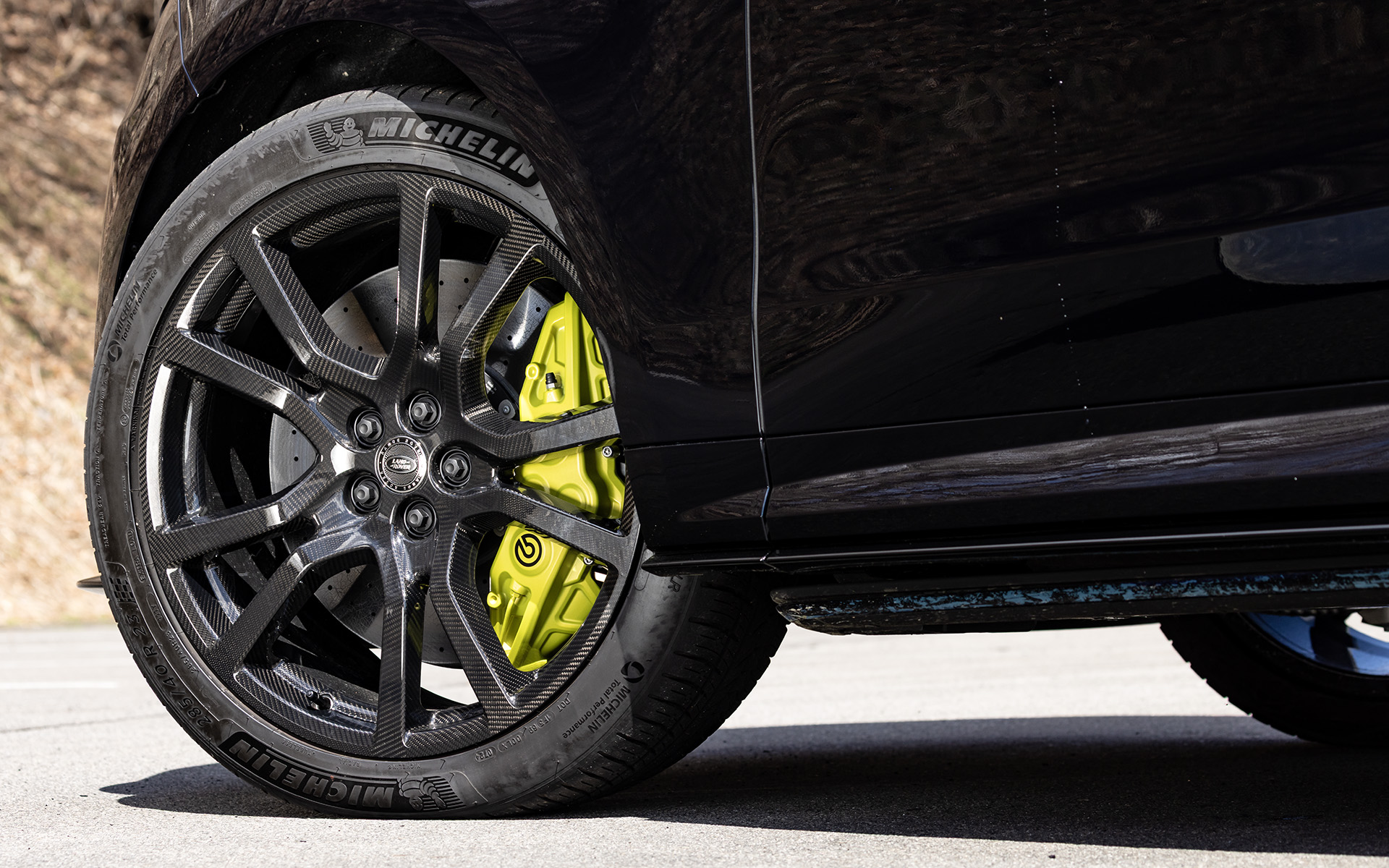 レンジローバー スポーツ SVシリーズが量産車初採用となる23インチのカーボンホイール