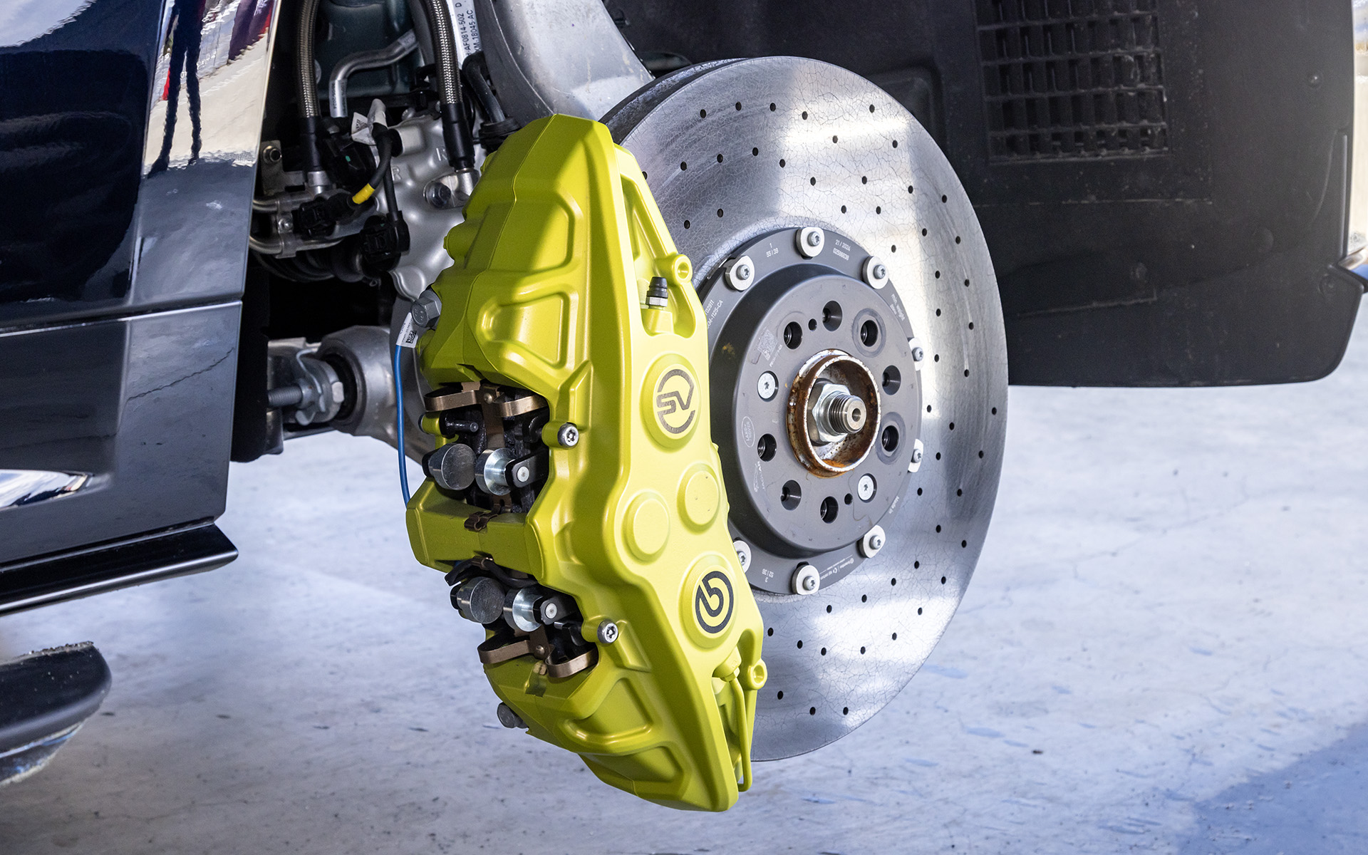 レンジローバー スポーツ SV専用に開発されたブレンボ製8ピストンOctymaフロントキャリパーを装着。ブレーキ効率を最大限高めるために、独自のクロスシェイプピストン配列を採用している