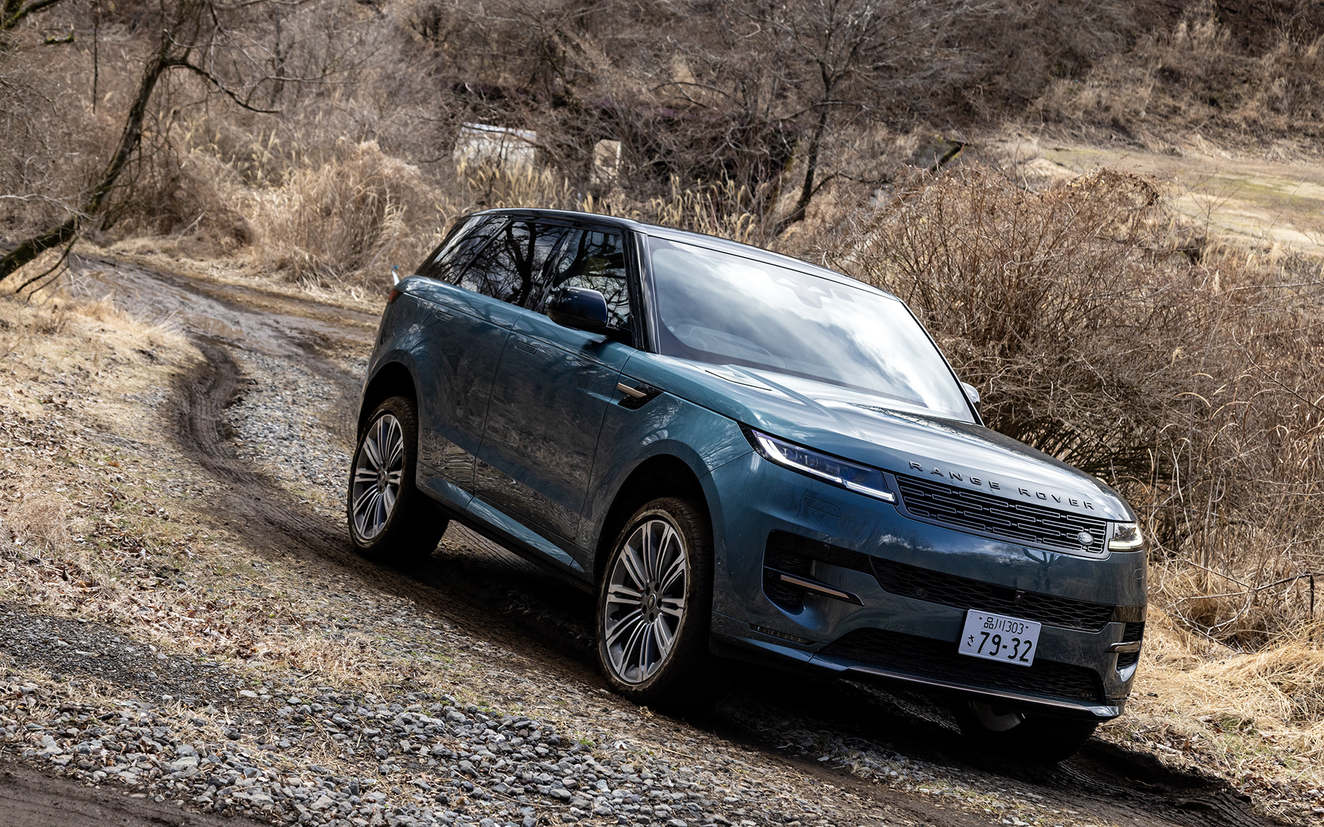 当日は「オートバイオグラフィー D300」で、レンジローバースポーツのオフロード性能も確認した。「オフロード2」モードで車高を上げ、8速ATはローギアに固定。カメラを駆使して左右輪の状況を見ながらラインを修正し、アクセルを一定にしながらゆっくり進むと、オートバイオグラフィー D300は、その巨体を揺らしながら危なげなく大きなモーグルを乗り越えた。感心したのはトラクション性能の緻密さで、タイヤが着地した後でもゆっくりパワーをかけてくれる。その際、中央モニターに映し出されるアニメーションが4輪のストロークやトラクション状況を写し出し、リアルとバーチャルをみごとに融合させながら車両の状態を教えてくれる。センターデフをロックさせていてもステア時にはフリーになって曲がりやすく、狭い場所ではタイヤの軌跡をモニターに映し出すことも可能。23インチタイヤを履いたオンロードタイプのレンジローバースポーツでも、電子制御を駆使して悪路を走破できてしまうのであった。