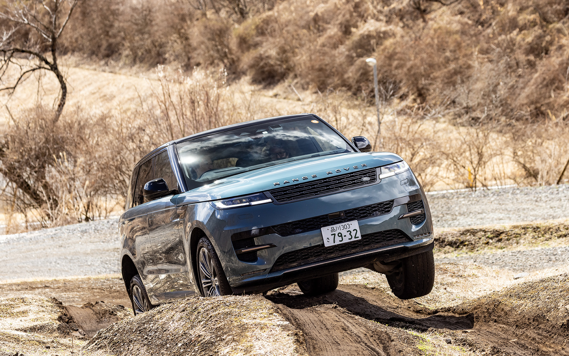 当日は「オートバイオグラフィー D300」で、レンジローバースポーツのオフロード性能も確認した。「オフロード2」モードで車高を上げ、8速ATはローギアに固定。カメラを駆使して左右輪の状況を見ながらラインを修正し、アクセルを一定にしながらゆっくり進むと、オートバイオグラフィー D300は、その巨体を揺らしながら危なげなく大きなモーグルを乗り越えた。感心したのはトラクション性能の緻密さで、タイヤが着地した後でもゆっくりパワーをかけてくれる。その際、中央モニターに映し出されるアニメーションが4輪のストロークやトラクション状況を写し出し、リアルとバーチャルをみごとに融合させながら車両の状態を教えてくれる。センターデフをロックさせていてもステア時にはフリーになって曲がりやすく、狭い場所ではタイヤの軌跡をモニターに映し出すことも可能。23インチタイヤを履いたオンロードタイプのレンジローバースポーツでも、電子制御を駆使して悪路を走破できてしまうのであった。