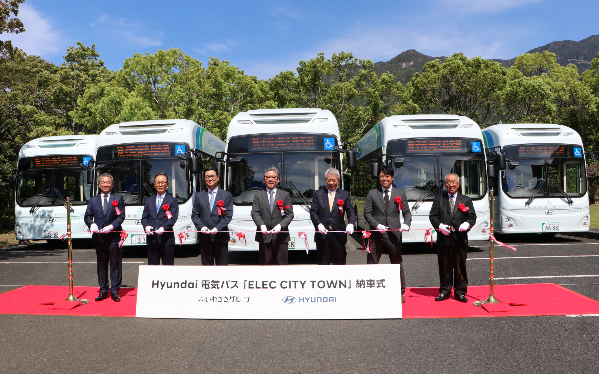 納車式では関係者らによるテープカットが行なわれた