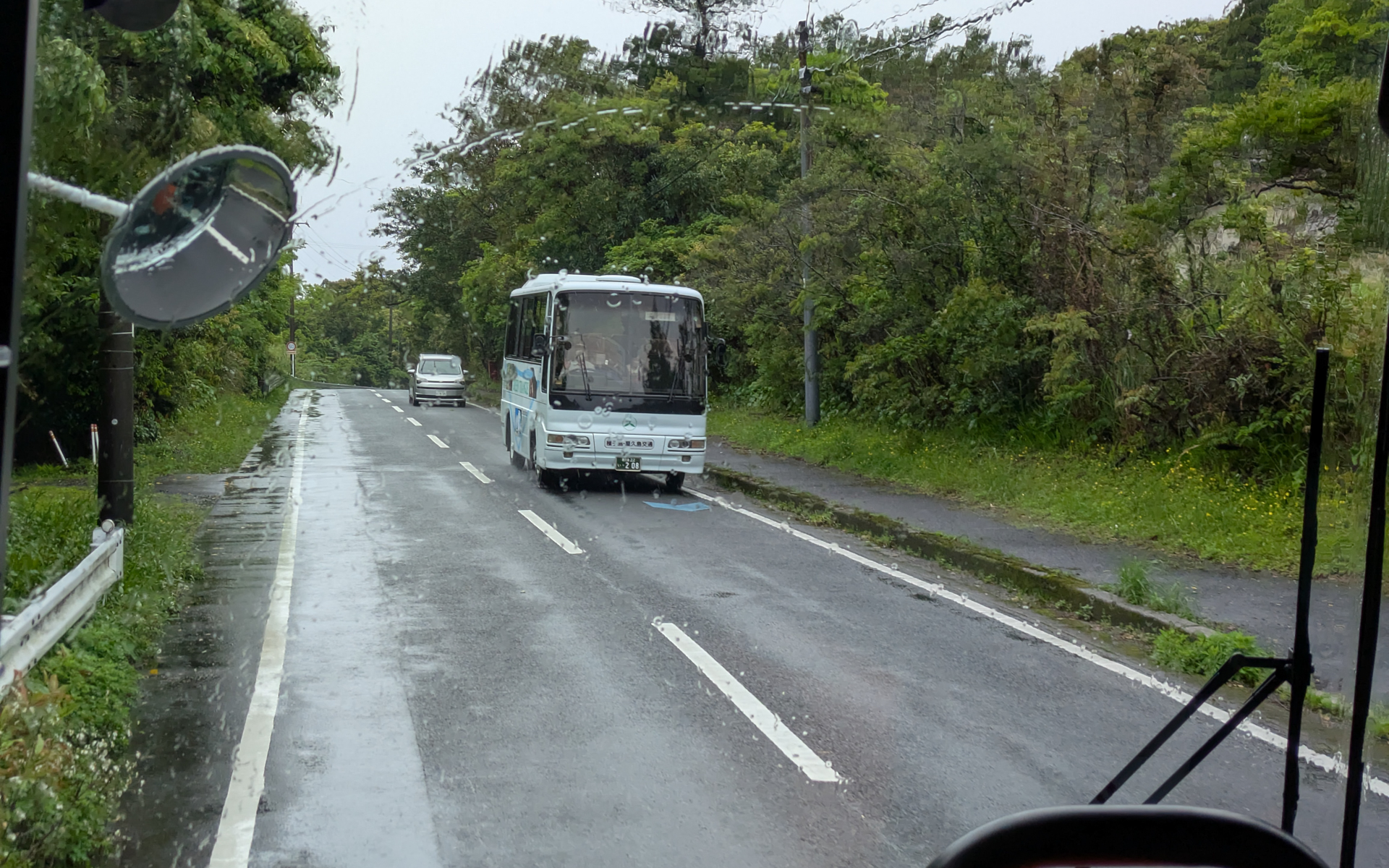 いわさきグループが運営している種子島・屋久島交通のバスは島民の貴重な移動手段の1つ（画像はディーゼルエンジンモデルの三菱ふそうエアロミディMJ）