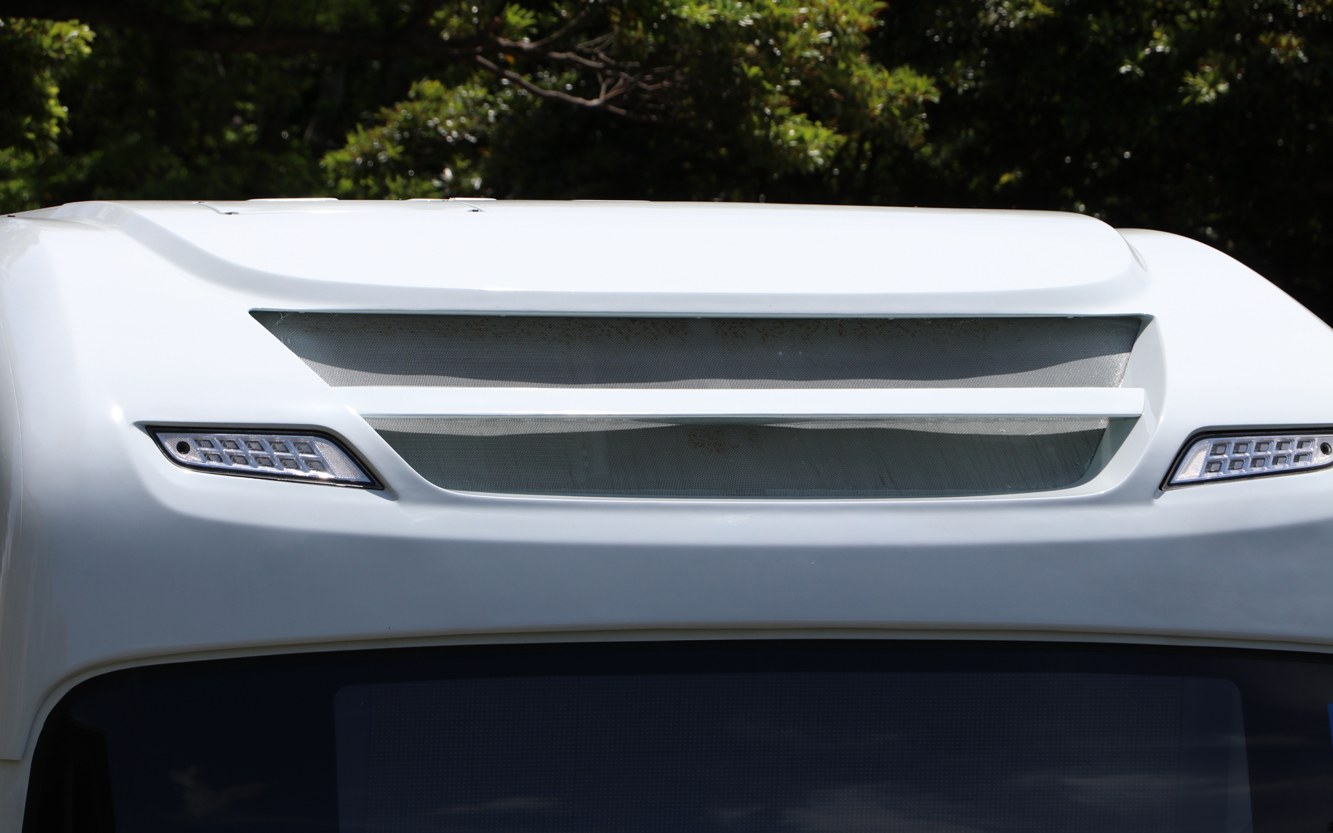 バッテリを冷却するための走行風取り入れ口が設けられている