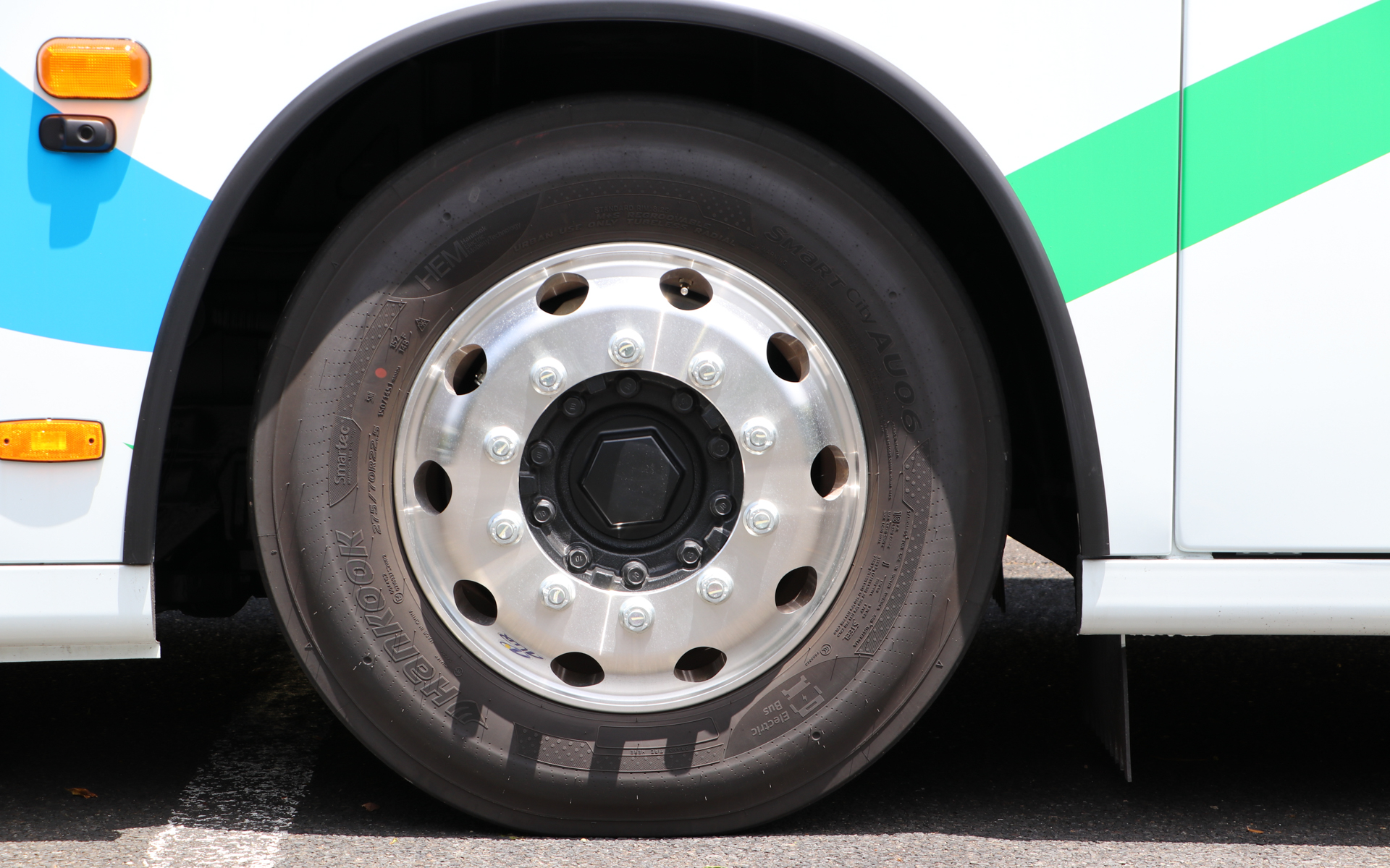 タイヤサイズは前後275/70R22.5 150/145J。装着していたのはハンコックの「SMaRT City AU06」