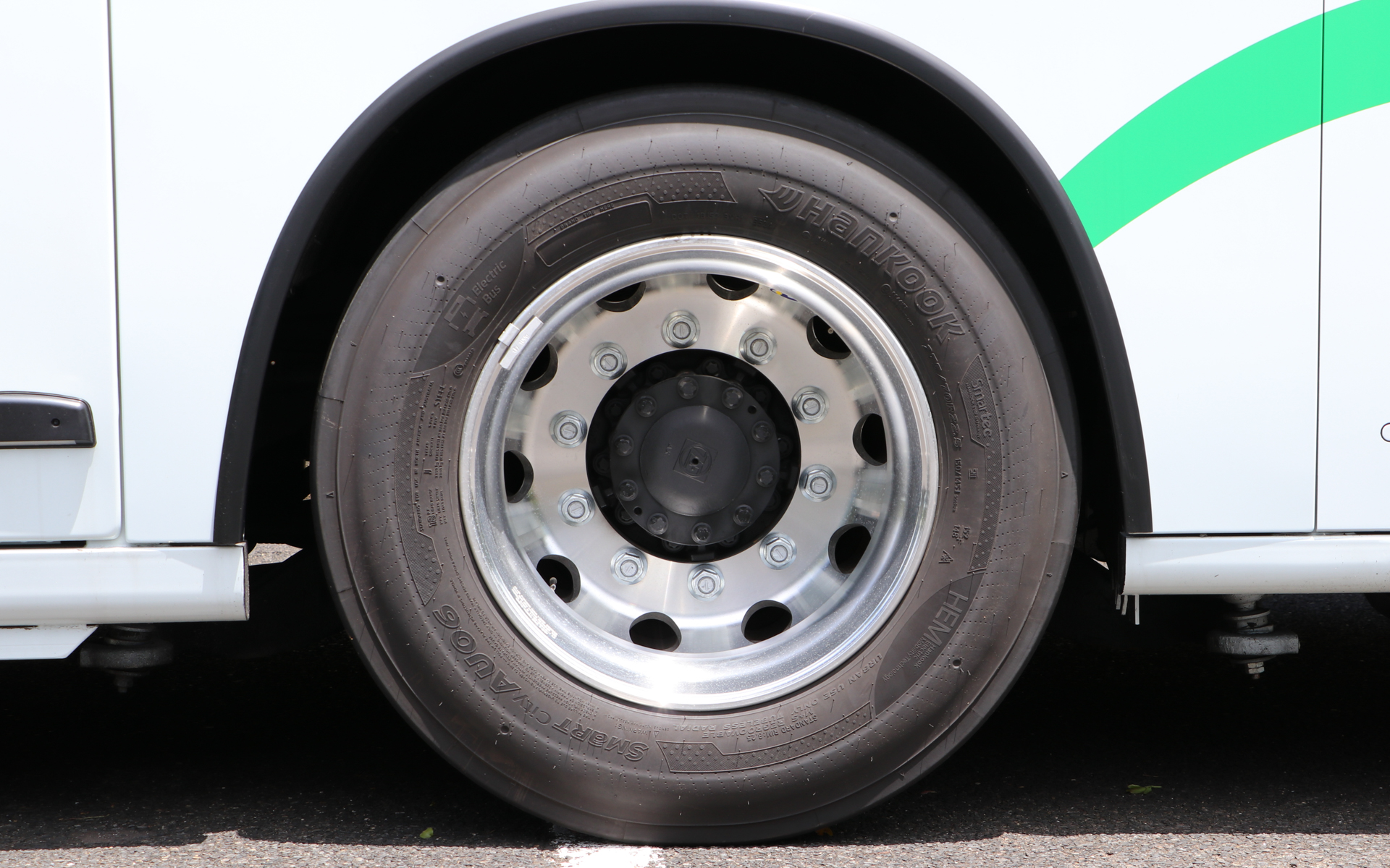 タイヤサイズは前後275/70R22.5 150/145J。装着していたのはハンコックの「SMaRT City AU06」