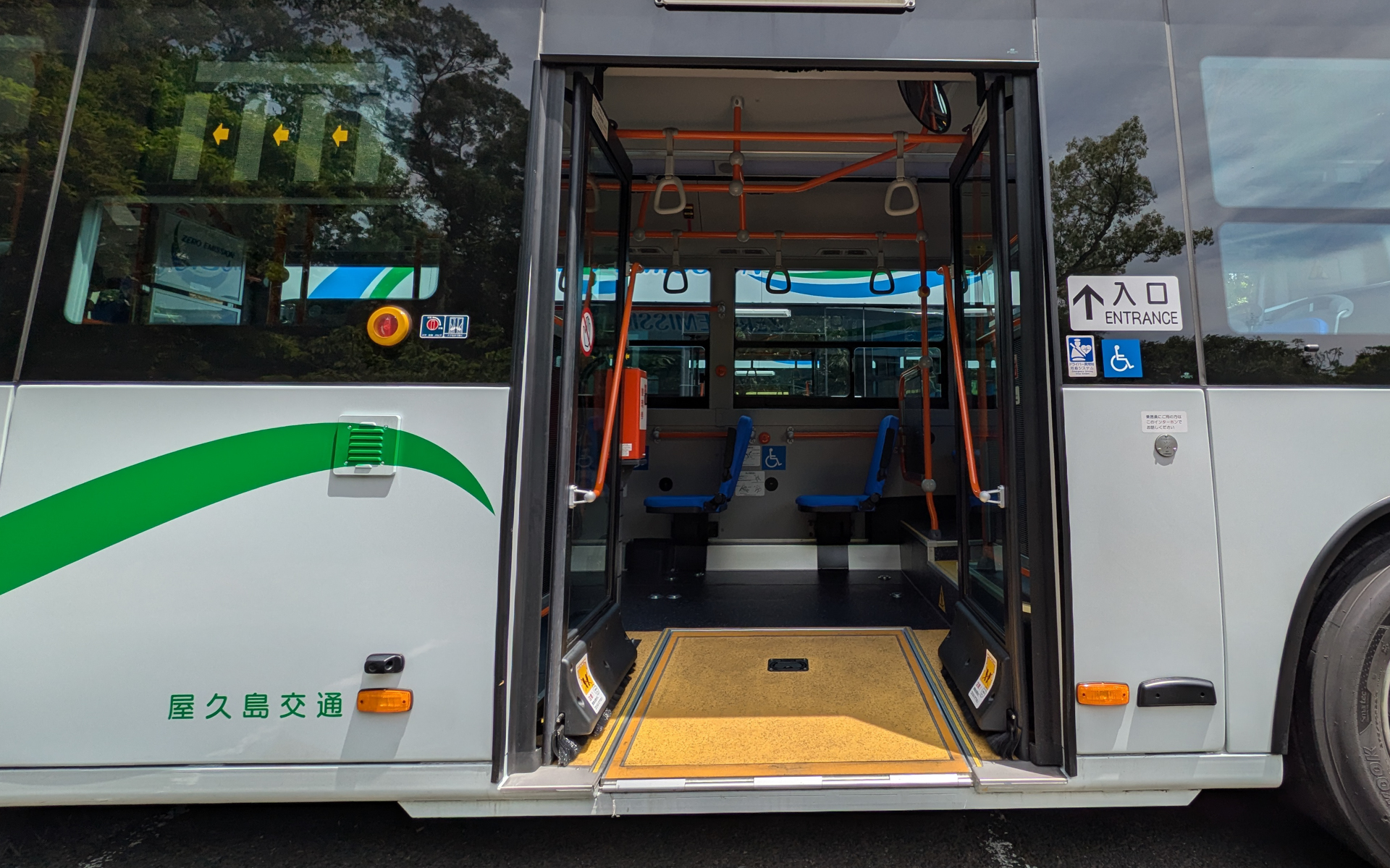 中央が入り口となる